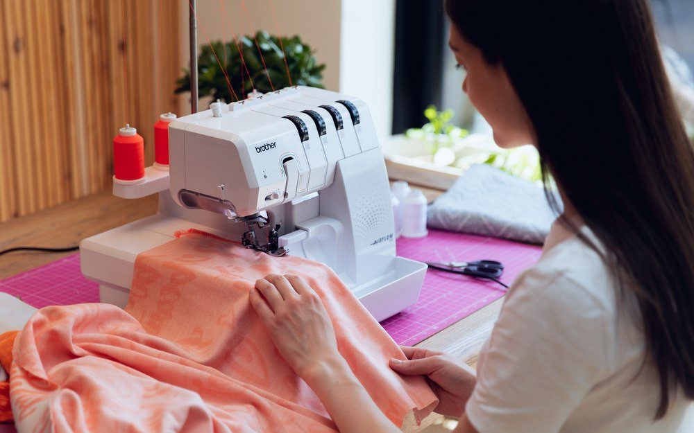 Brother Overlock-Nähmaschine Airflow 3000, 15 Programme, Elektronische Lufteinfädelungstechnologie & 2, 3 & 4 Fäden