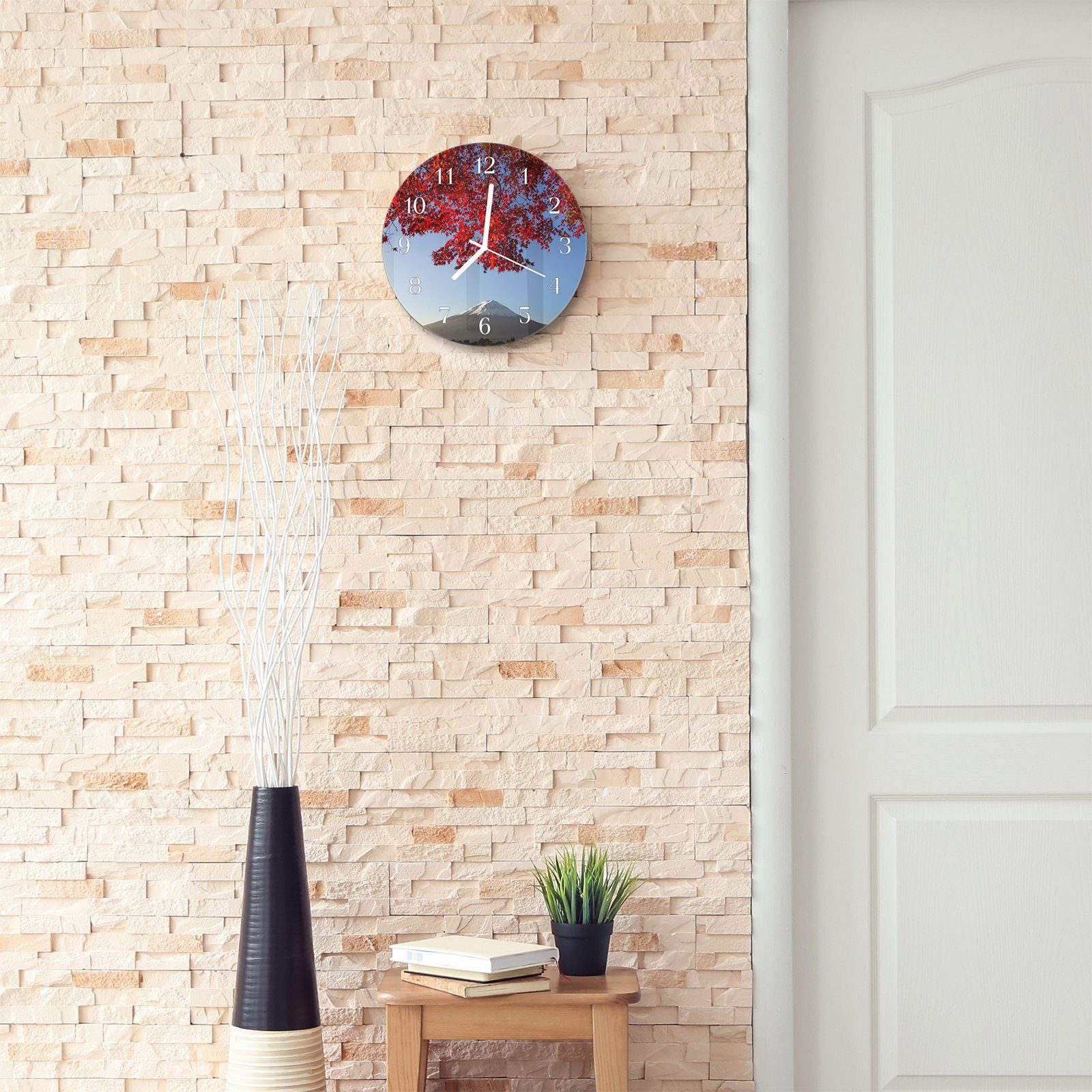 Primedeco Wanduhr Wanduhr aus Glas rotem 30 Quarzuhrwerk Berg und cm Durchmesser - Rund Herbstblatt Motiv mit mit mit