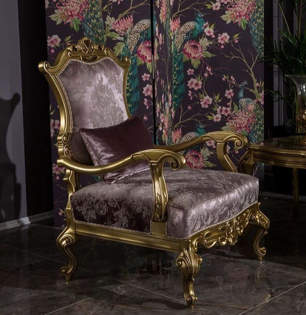 Casa Padrino Sessel Luxus Barock Wohnzimmer Sessel mit dekorativem Kissen Fliederfarben / Gold 79 x 73 x H. 110 cm - Prunkvolle Barock Möbel