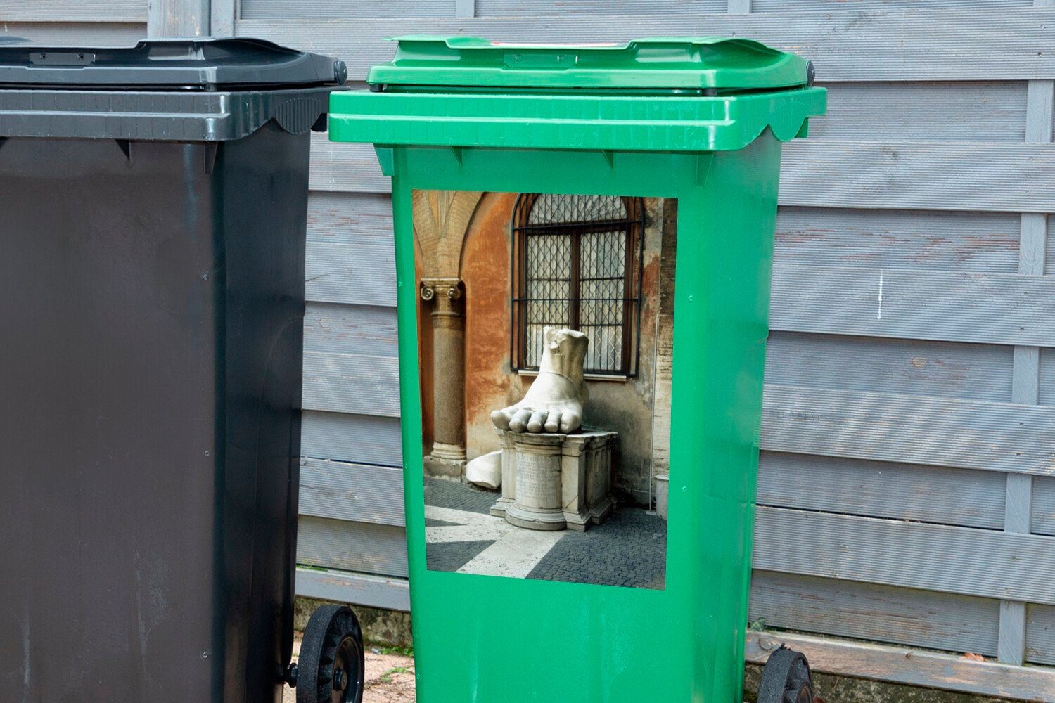 Wandsticker Container, Mülleimer-aufkleber, Abfalbehälter St), Statue eines Fußes MuchoWow (1 Mülltonne, Sticker, großen