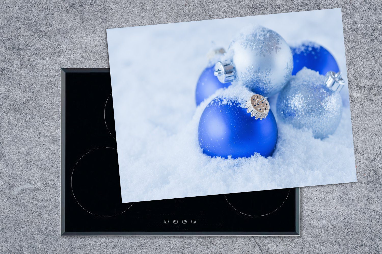 und 70x52 Arbeitsfläche Ceranfeldabdeckung Schnee, tlg), von liegen cm, Vinyl, (1 MuchoWow blauen im Eine nutzbar, silbernen Reihe Kugeln Mobile Herdblende-/Abdeckplatte