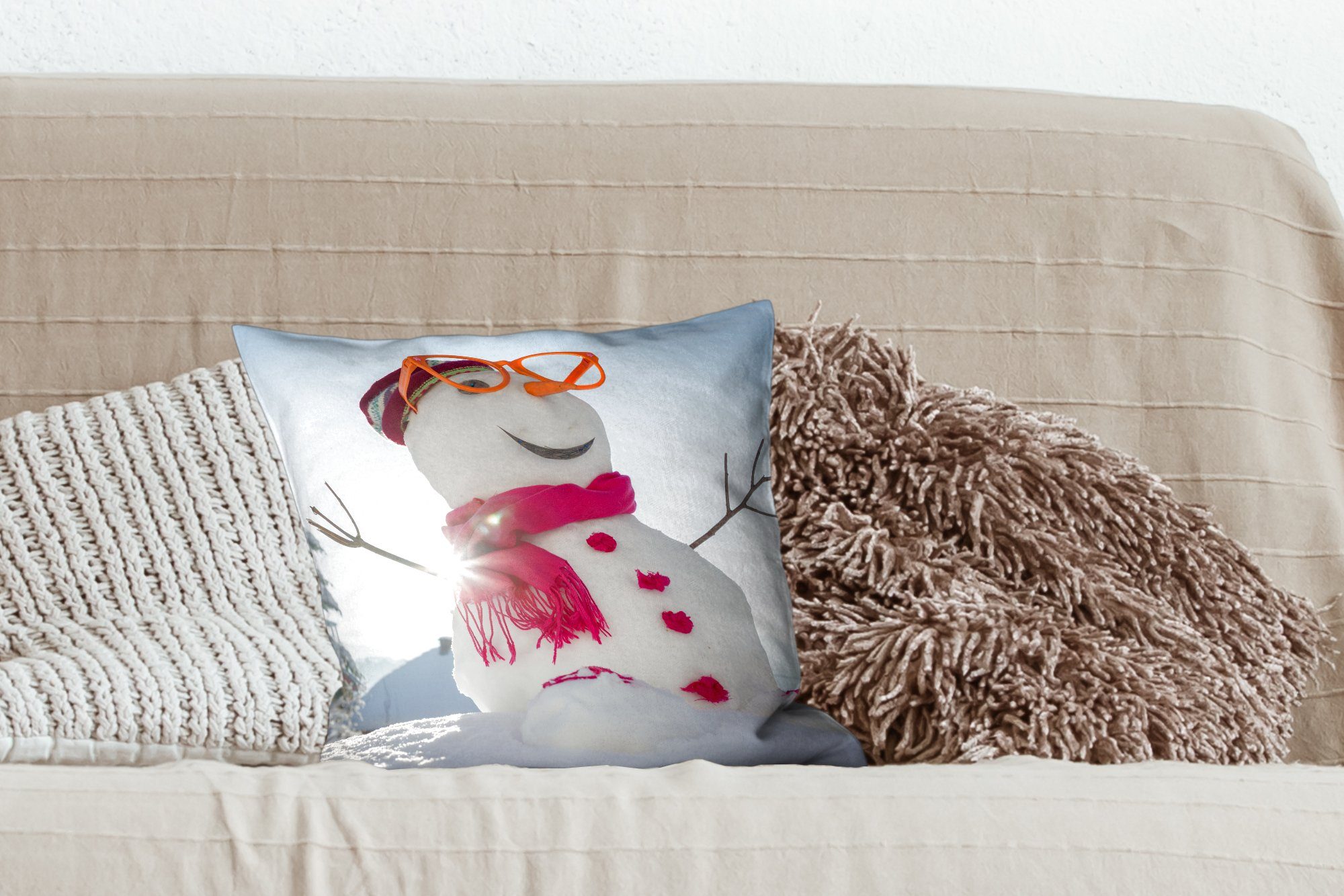 Sofakissen Rücken für Schneemann weihnachtliche, eine im der Ein Deko, mit Dekokissen MuchoWow Füllung mit Schlafzimmer, Sonne Wohzimmer, schafft Zierkissen