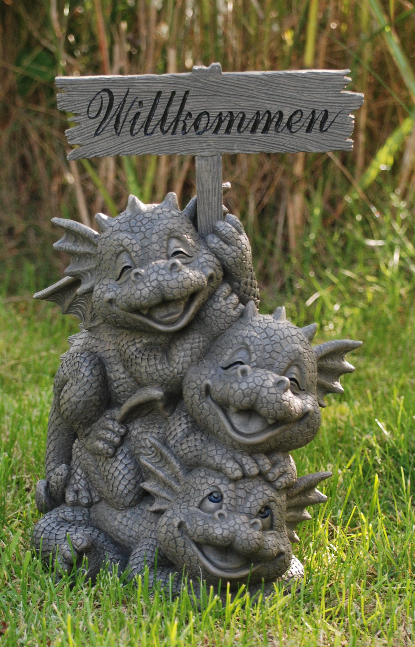 MystiCalls Gartenfigur Gartendrache Gartendrachenfamilie mit Willkommen Schild Dekoration, (1 St), Handgefertigt und handbemalt