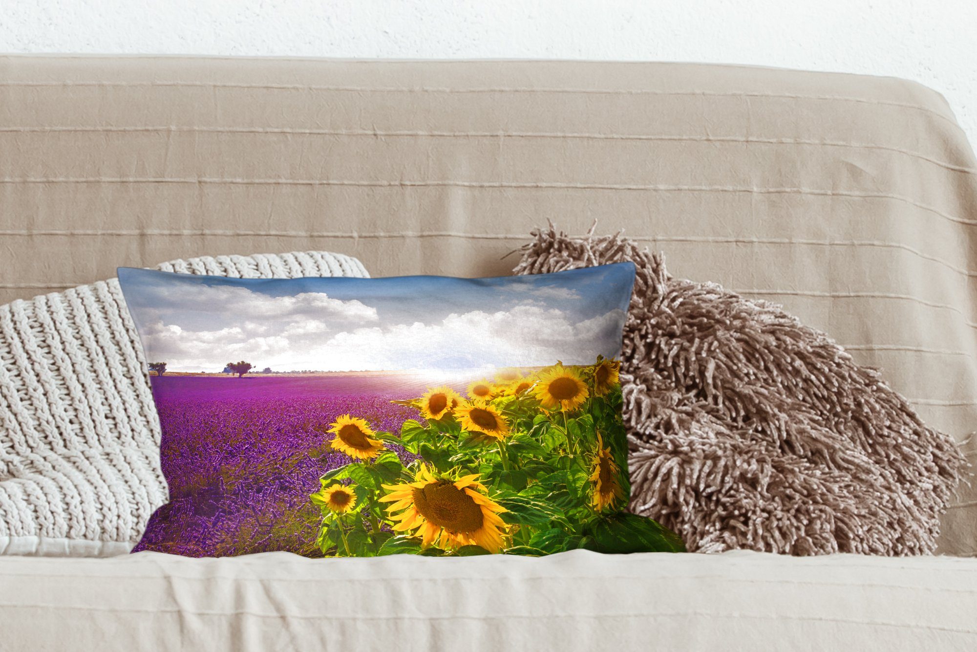 Sonnenblumen einem Dekokissen Füllung, neben Zierkissen, Schlafzimmer mit MuchoWow Lavendelfeld, Dekokissen Dekoration, Wohzimmer