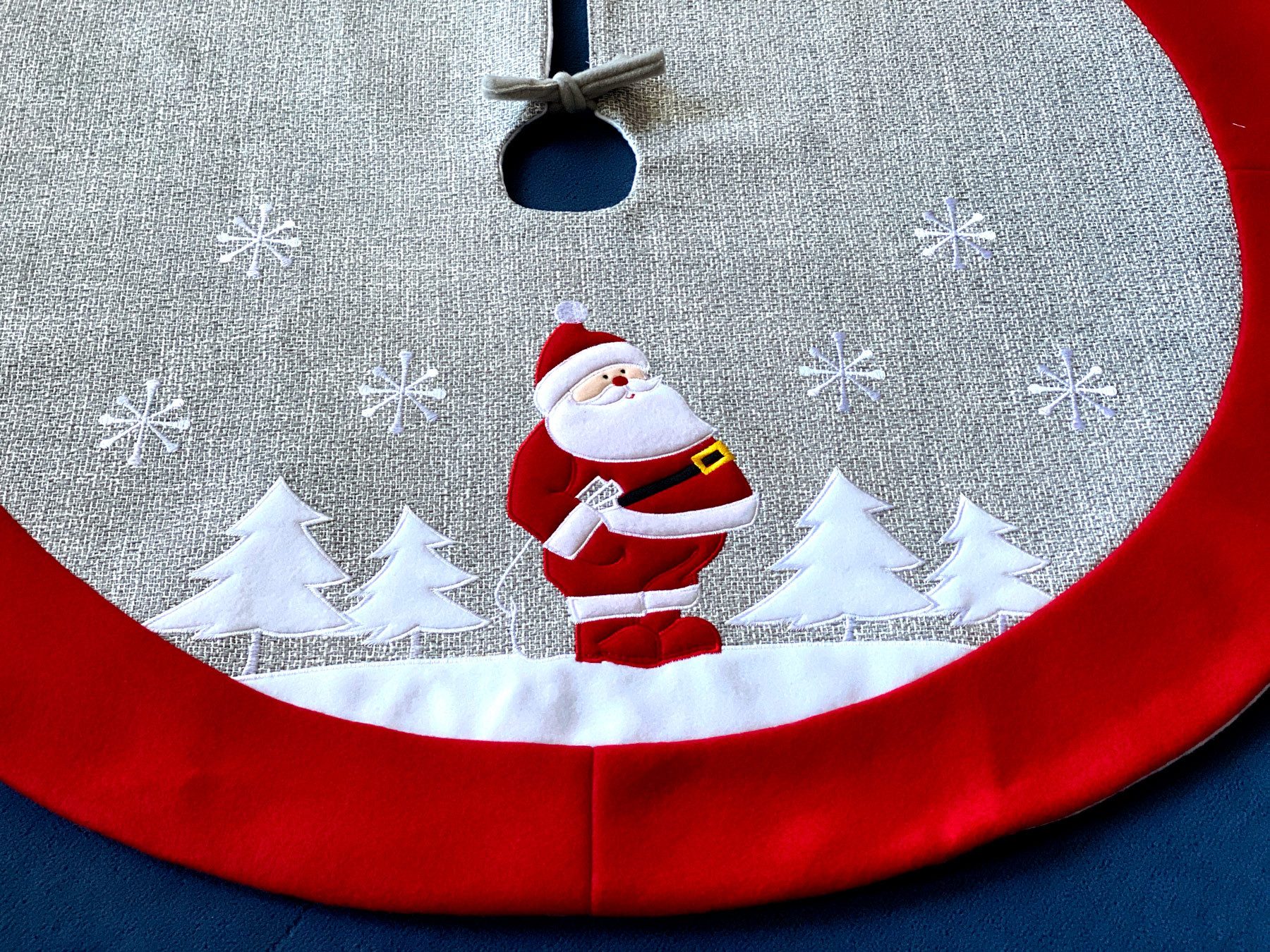 heimtexland Weihnachtsbaumdecke Weihnachtsdeko Baumschmuck Christbaumdecke Baumteppich (1-tlg), Weihnachtsbaum Deko bestickt Baumständer Schürze