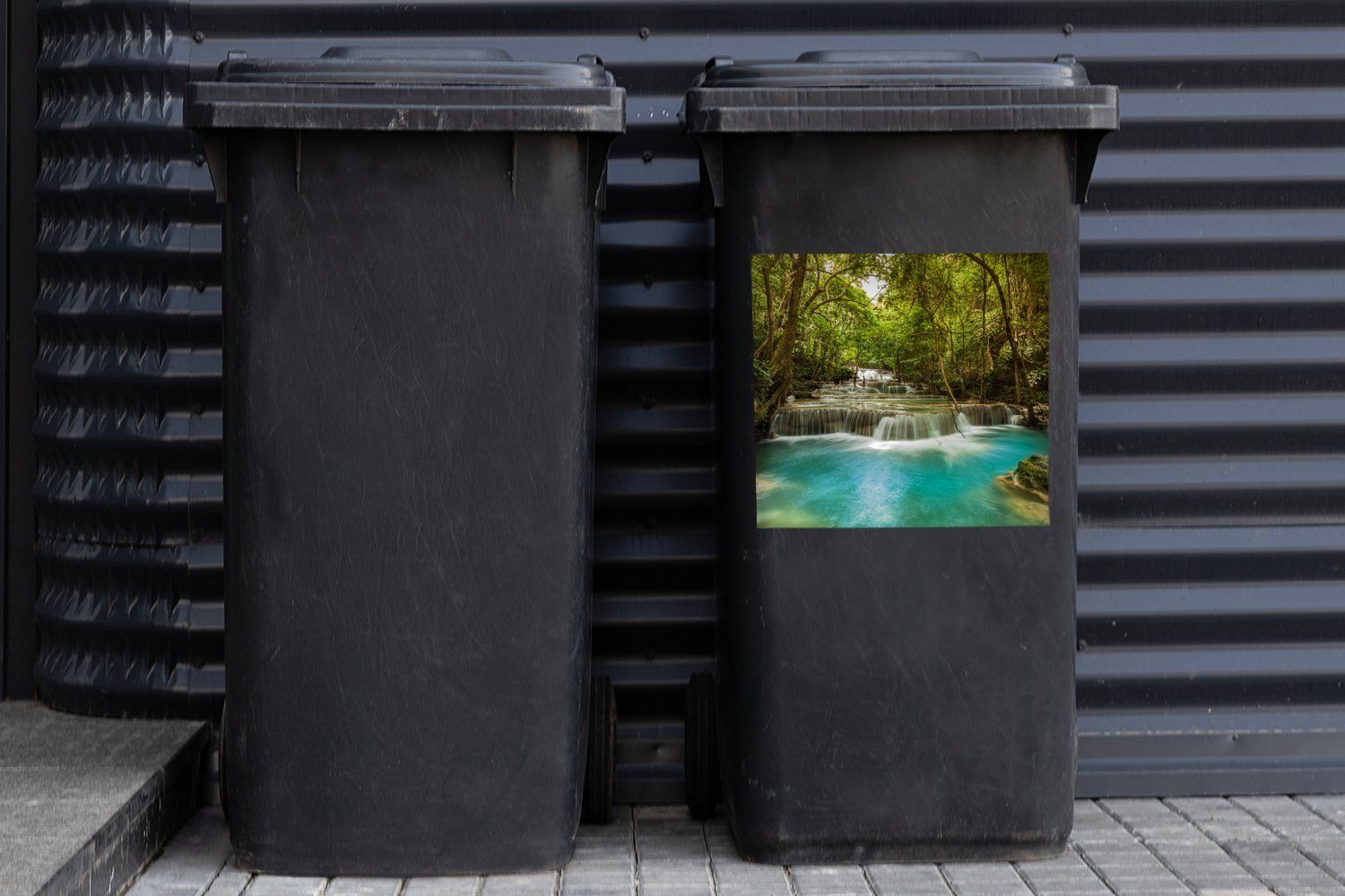 MuchoWow Wandsticker Grüne Bäume und thailändischen im einem Mülltonne, Container, blaues an Mülleimer-aufkleber, Abfalbehälter Sticker, (1 St), Wasser Wasserfall