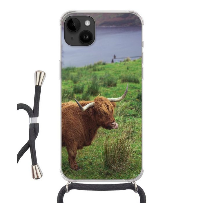 MuchoWow Handyhülle Schottische Highlander - Gras - Wasser - Tiere Handyhülle Telefonhülle Apple iPhone 14 Plus
