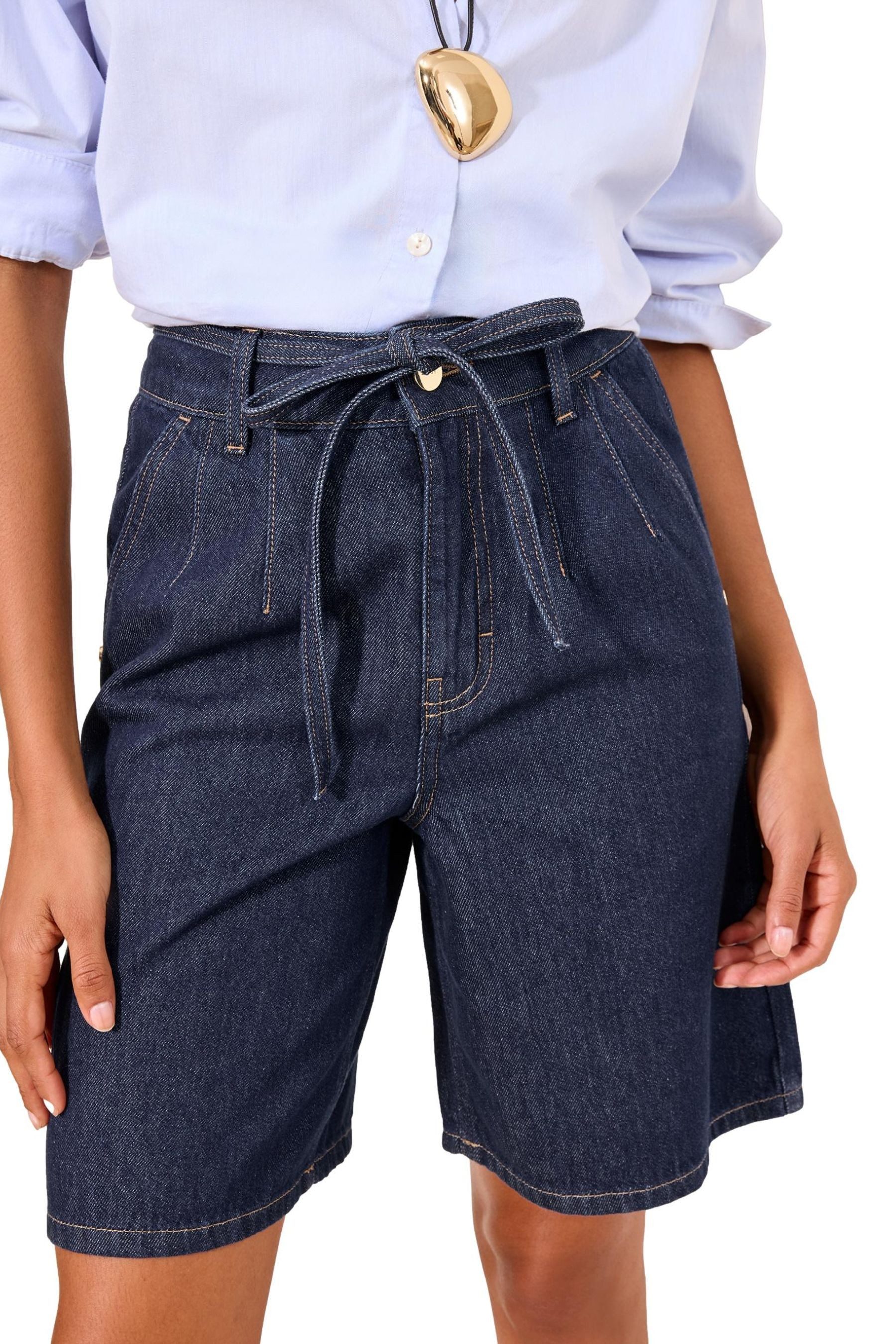 LIPSY Jeansshorts Lipsy Bermuda-Denimshorts mit Bindegürtel, Regular (1-tlg)