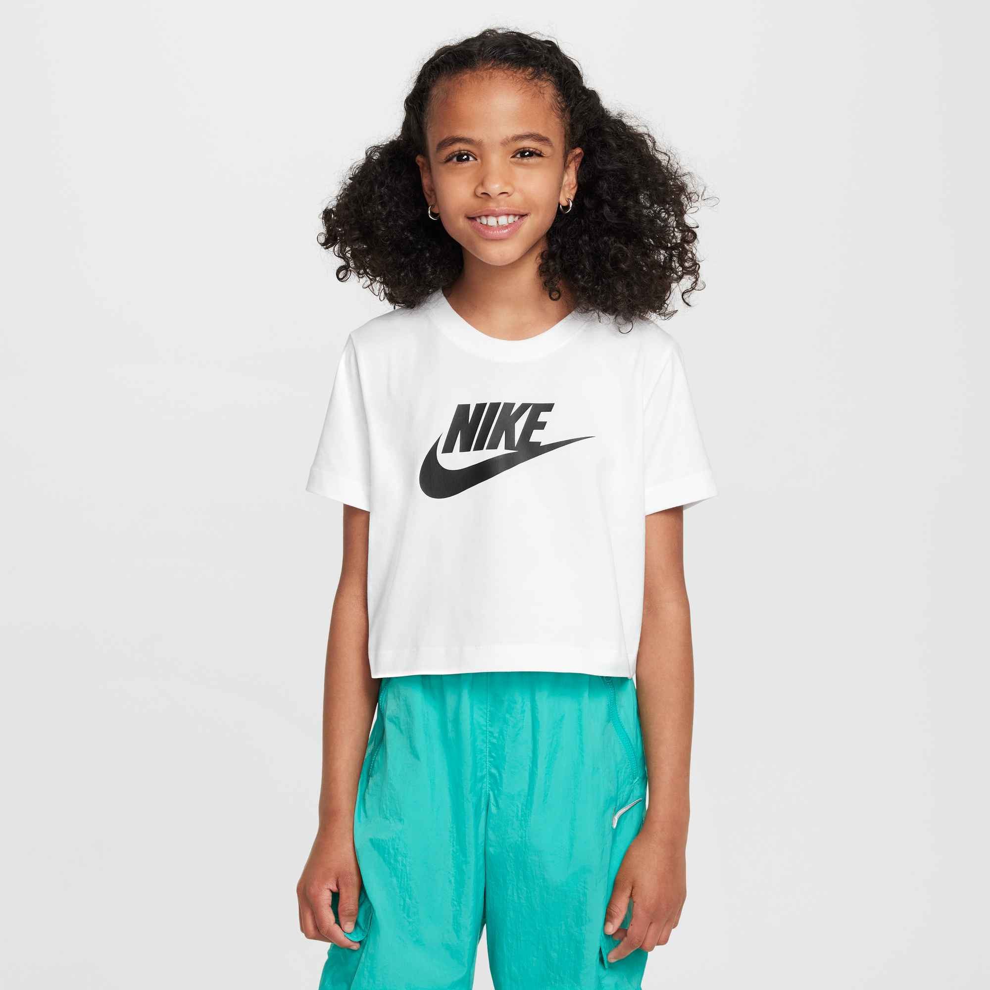 Nike Sportswear Laufshirt Nike Sportswear Big Kids' (Girls) Cropped T-Shirt für Teens, mit Rundhalsausschnitt, normale Länge, aus Baumwolle