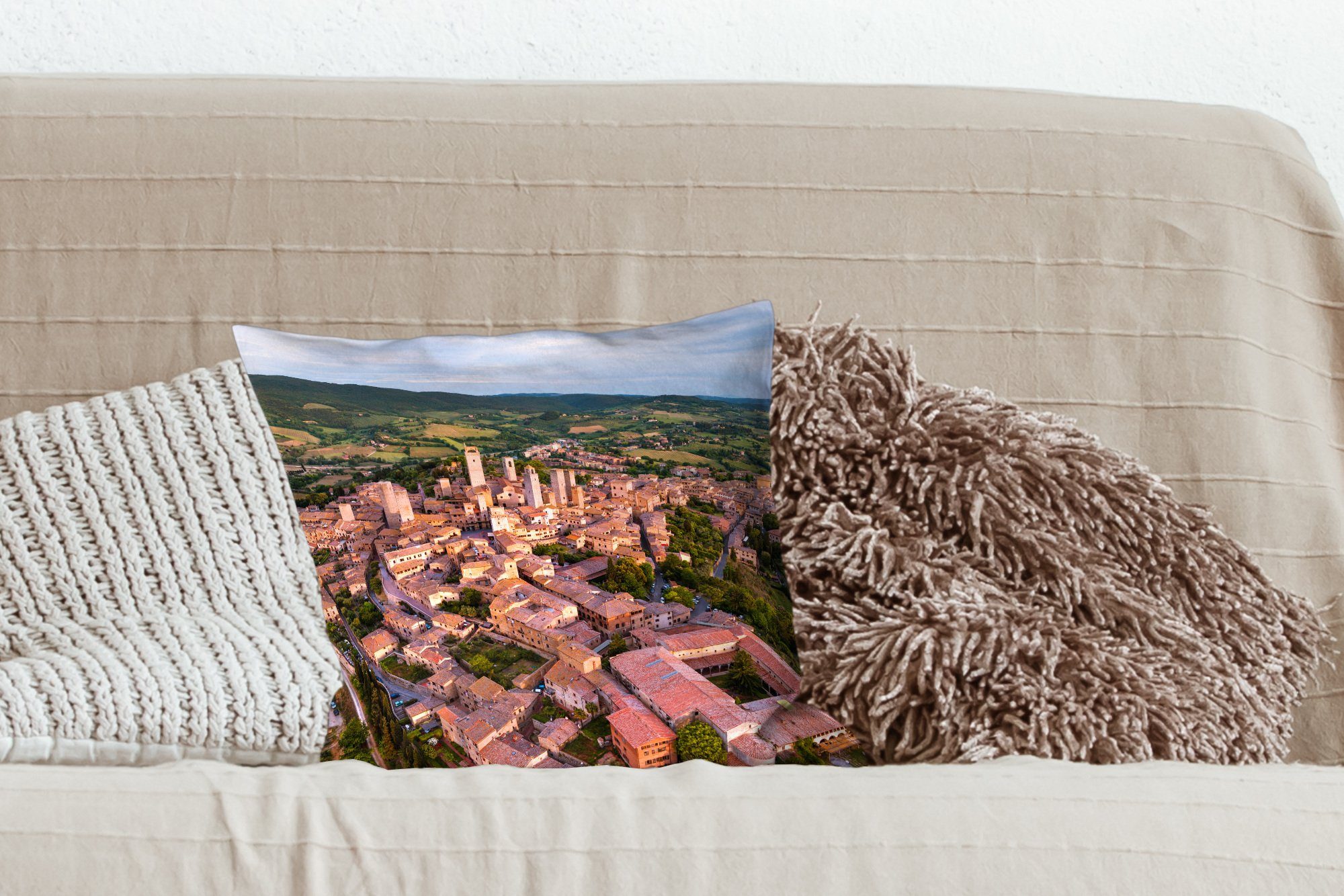 Sofakissen MuchoWow San Deko, Füllung Italien, mit in Luftaufnahme Stadt Zierkissen toskanischen Schlafzimmer, der Wohzimmer, Gimignano Dekokissen für