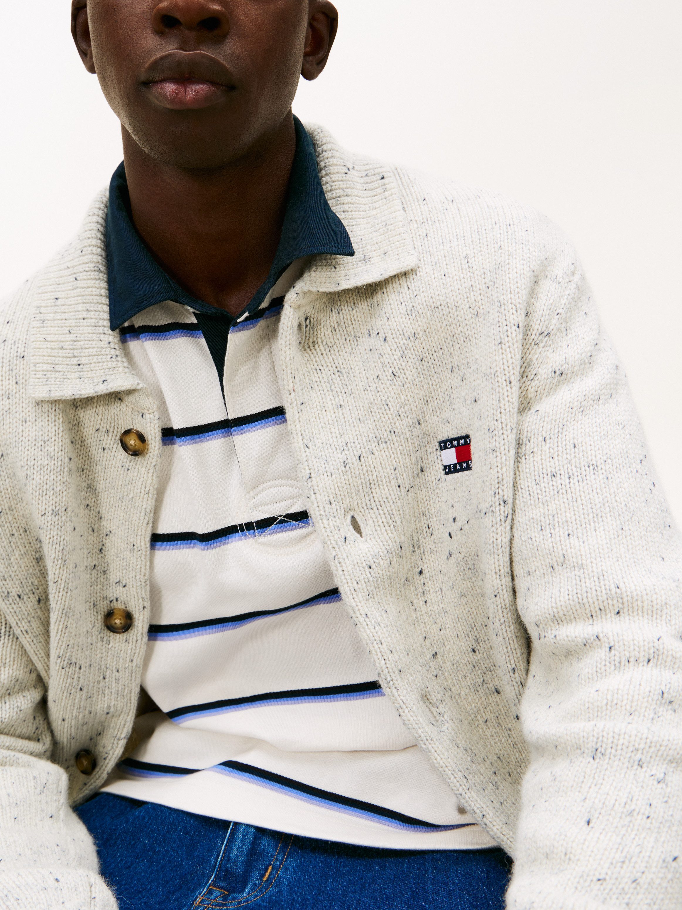 Tommy Jeans Cardigan TJM BADGE KNITTED regular fit, mit gerippten Kragen, melierte Struktur