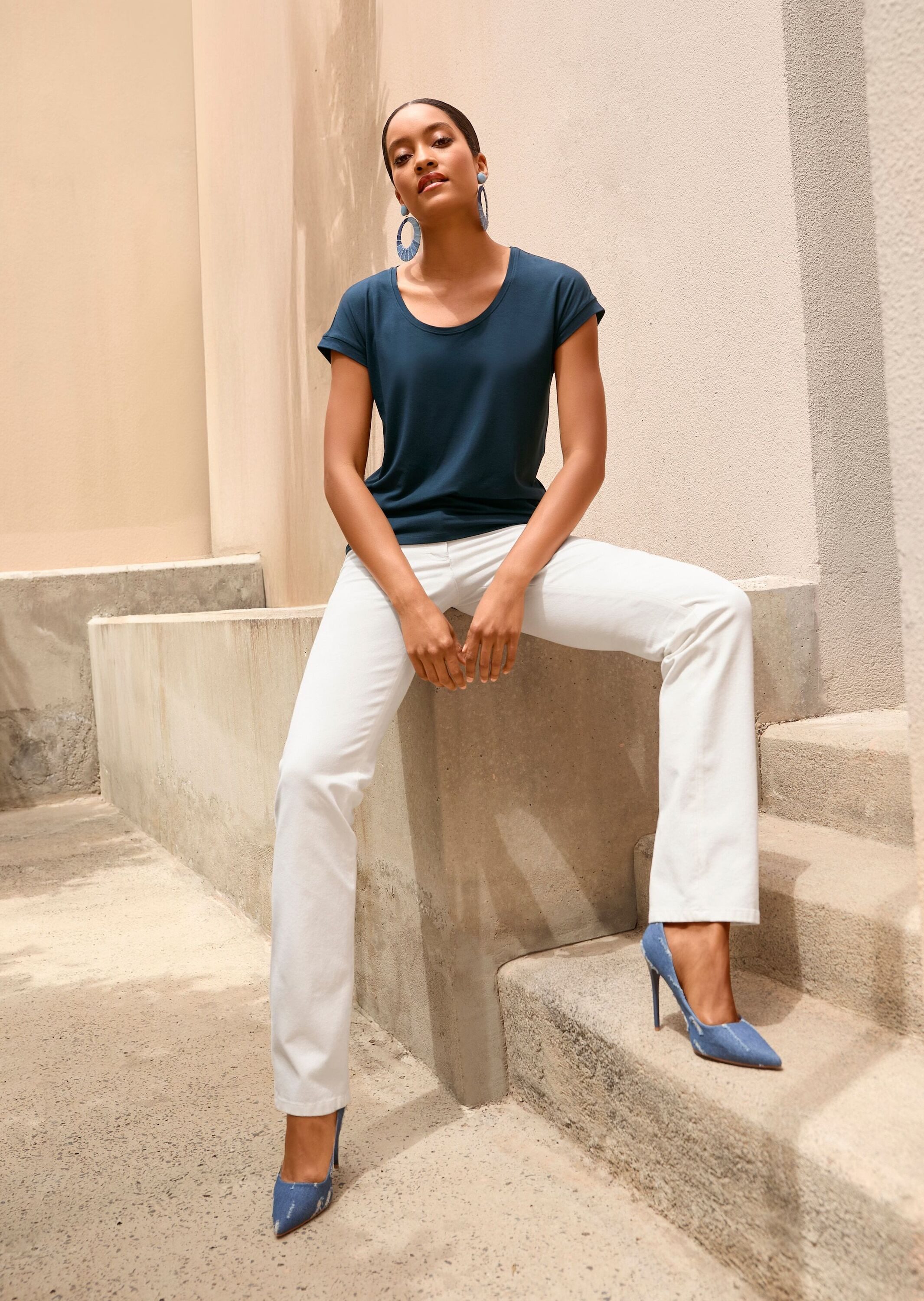 MADELEINE Kurzarmshirt Elegantes Viskose-Oberteil Rundhals, kurzarm, hüftumspielend