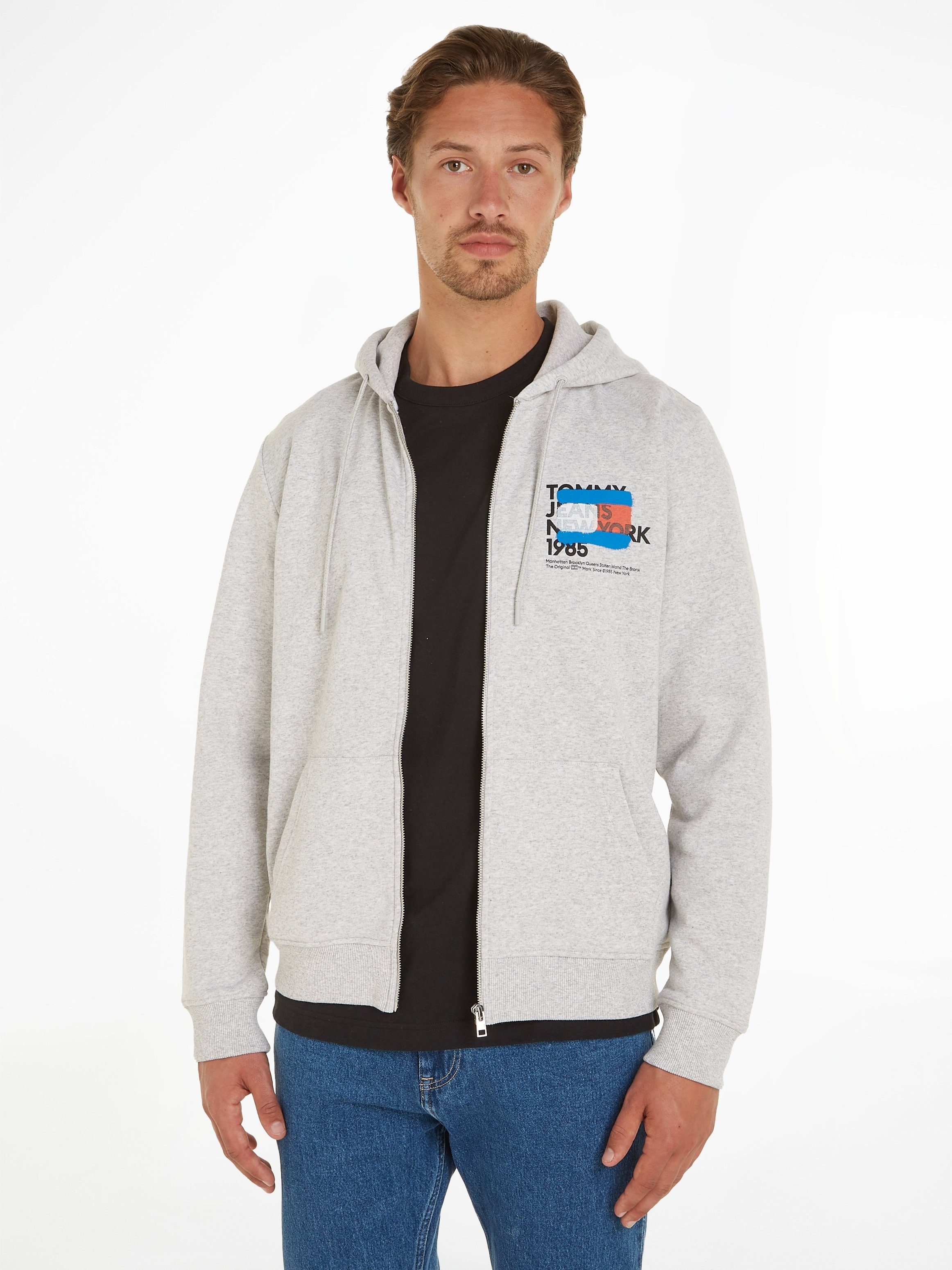 Tommy Jeans Sweatjacke TJM REG GRAFFITI ZIP TRU beidseitig bedruckt mit modischem Print Silver Grey