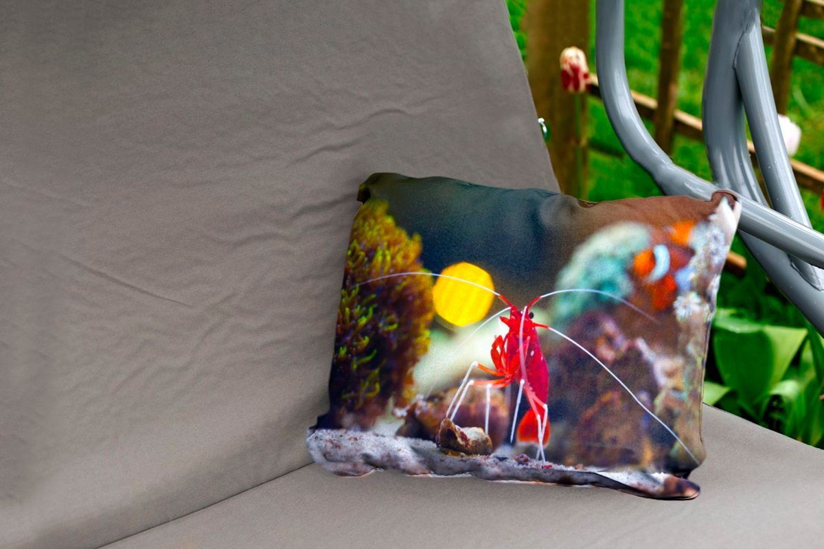 Outdoor-Dekorationskissen, MuchoWow Dekokissenbezug, Polyester, gefärbte Garnele Dekokissen zwischen Eine Korallenriffen, Kissenhülle rot steht
