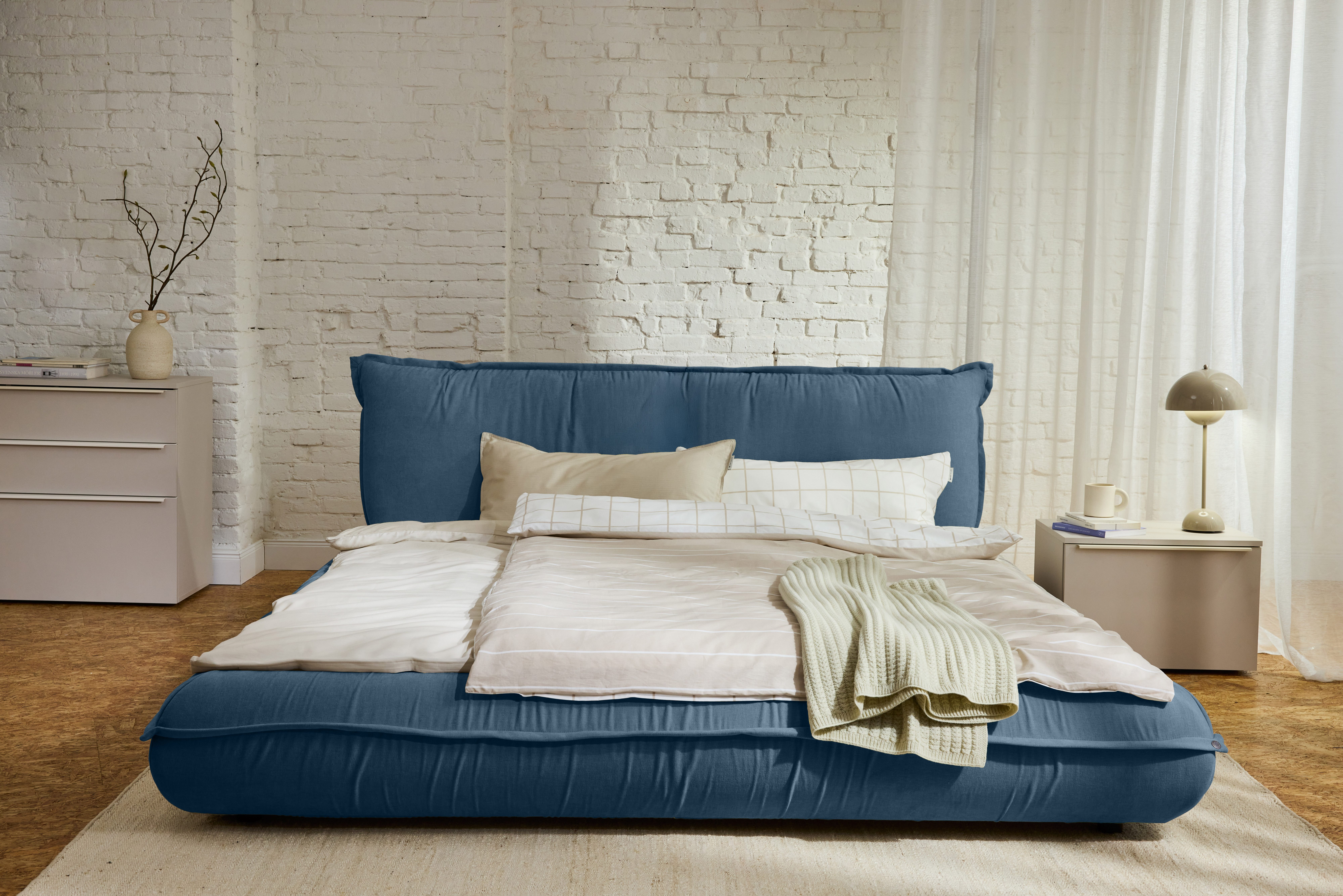 TOM TAILOR HOME Polsterbett PILLOW BED – lässiges Bett mit Kopfteil und Bettrahmen in Kissenform, besonders niedrige Optik – Bettrahmen mit abnehmbarem Bezug