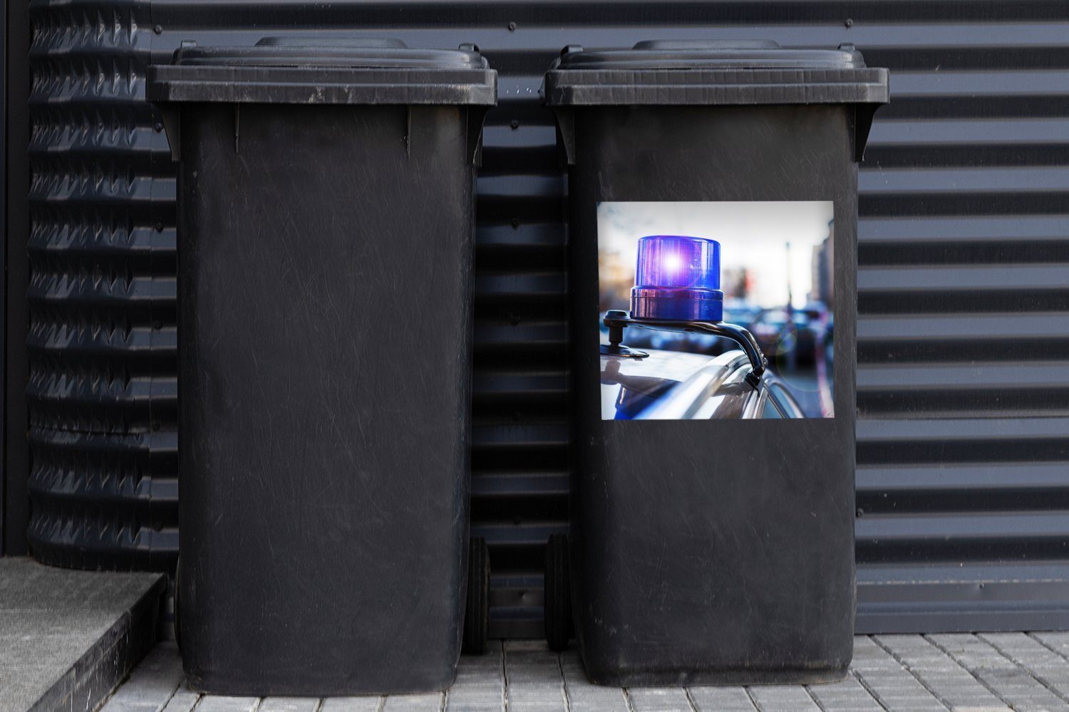 MuchoWow Wandsticker Mülltonne, (1 Blinklicht Sticker, einem St), Mülleimer-aufkleber, Abfalbehälter Container, zu Polizeiauto von einem Zivilfahrzeug