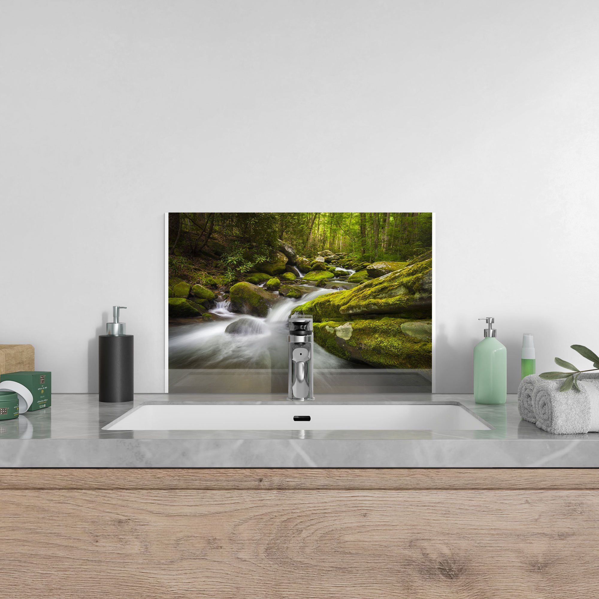 Spritzschutz Glas DEQORI Waldkulisse', 'Sattgrüne Küchenrückwand Herdblende Badrückwand
