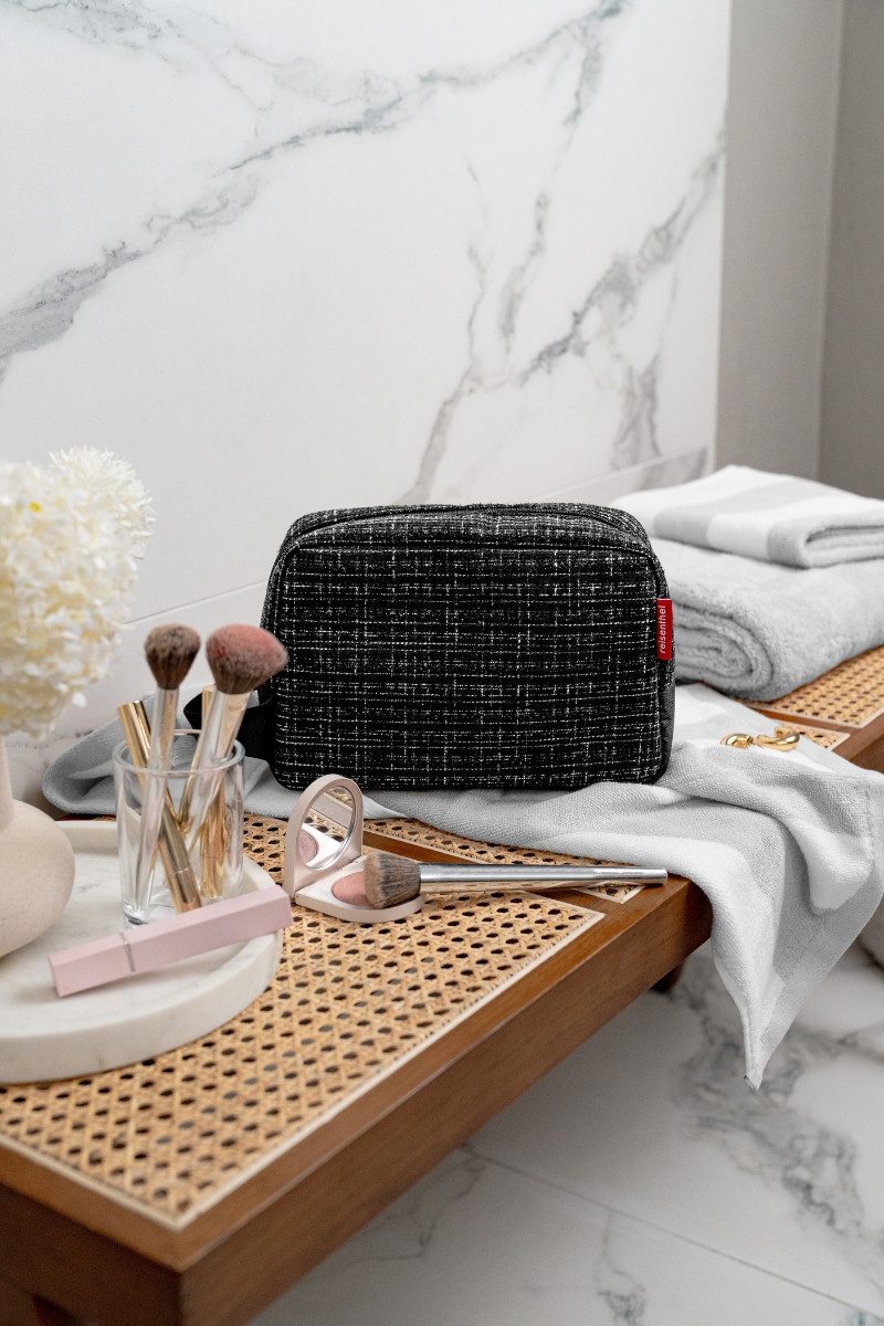 REISENTHEL® Kosmetiktasche cosmeticpouch M bouclé black – Bild 5 von 5