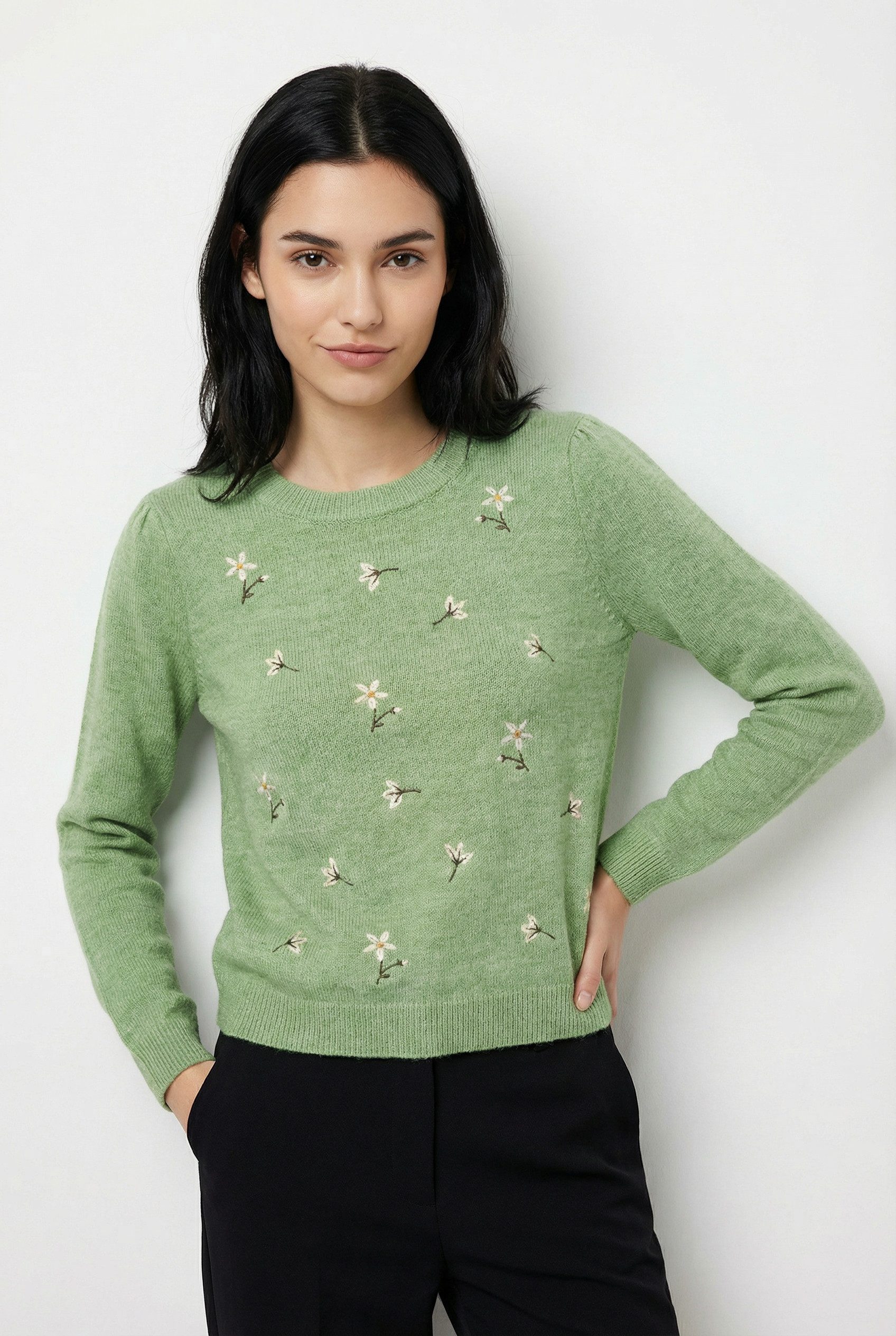Vero Moda Wollpullover VMFIORELLA EMB LS O-NECK SHORT PULL BOO mit Blumenstickerei