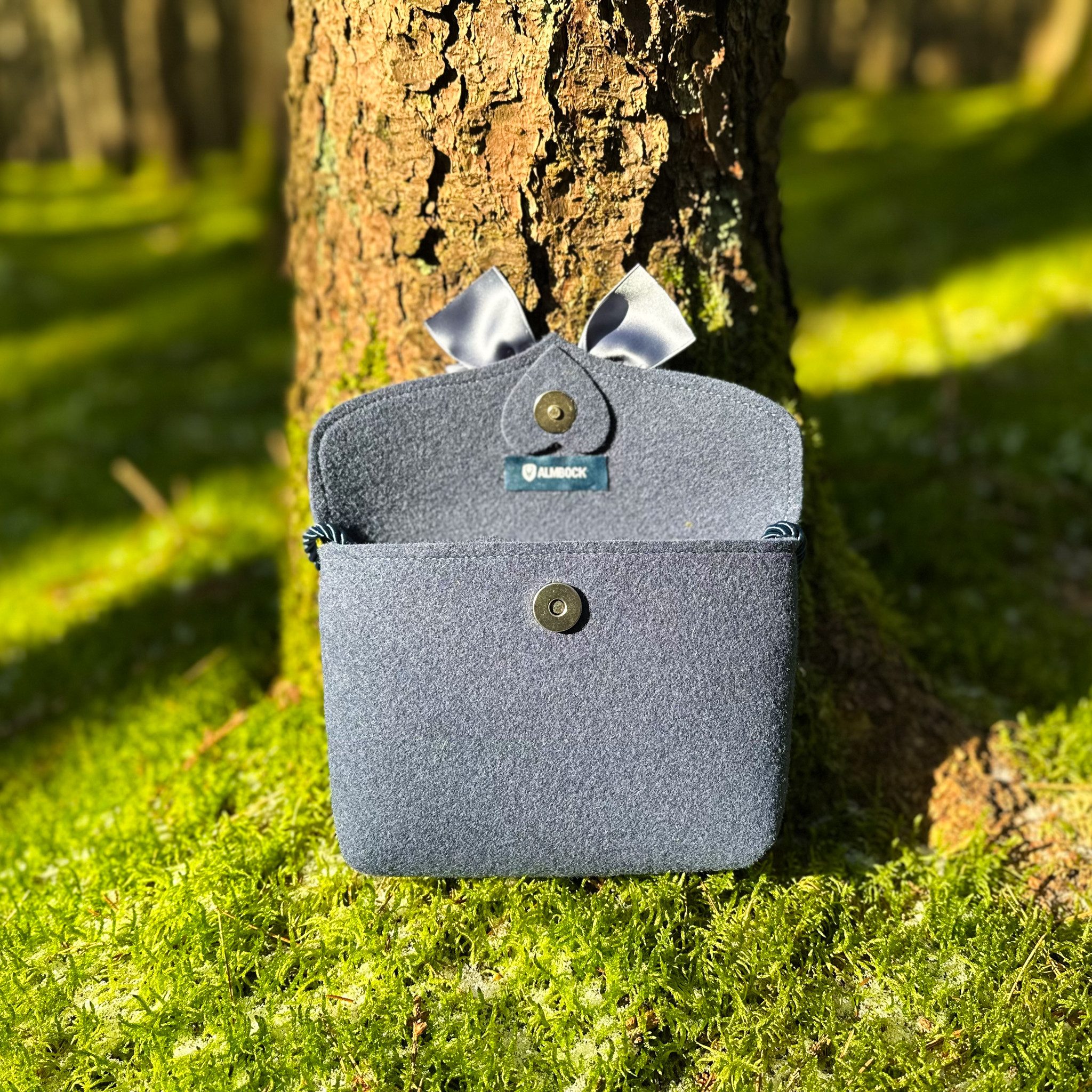 Almbock Trachtentasche Dirndltasche Lilly, handgemachte Wollfilztasche, taubenblau