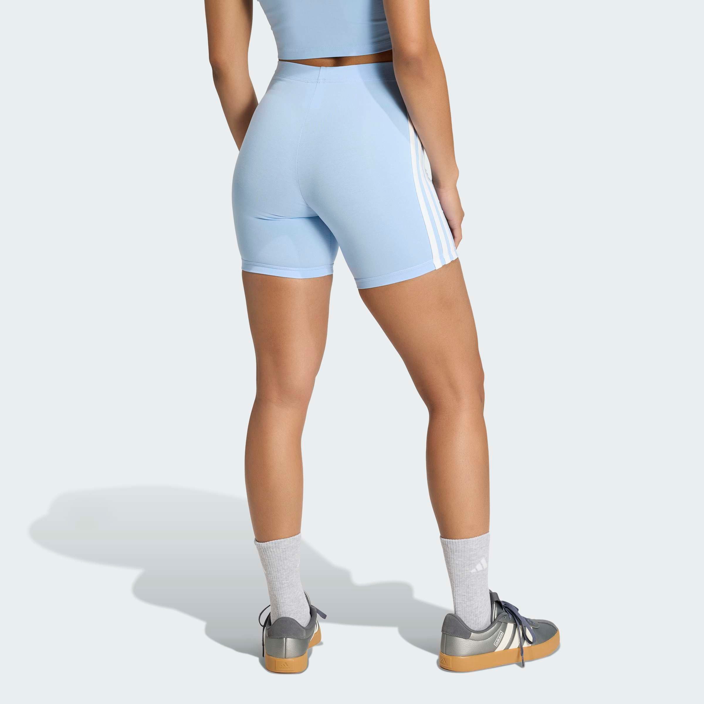 adidas Sportswear Trainingstights ESSENTIALS 3-STREIFEN HIGH WAISTED KURZE LEGGINGS kurze Leggings, mittelhoher Bund, flacher, elastischer Bund