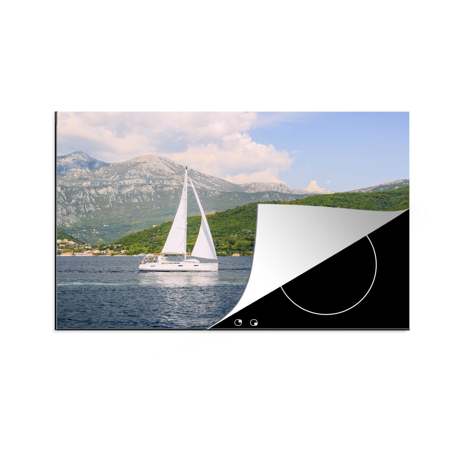 MuchoWow Herdblende-/Abdeckplatte Ein Segelboot vor der Küste von Serbien und Montenegro, Vinyl, (1 tlg), 81x52 cm, Induktionskochfeld Schutz für die küche, Ceranfeldabdeckung