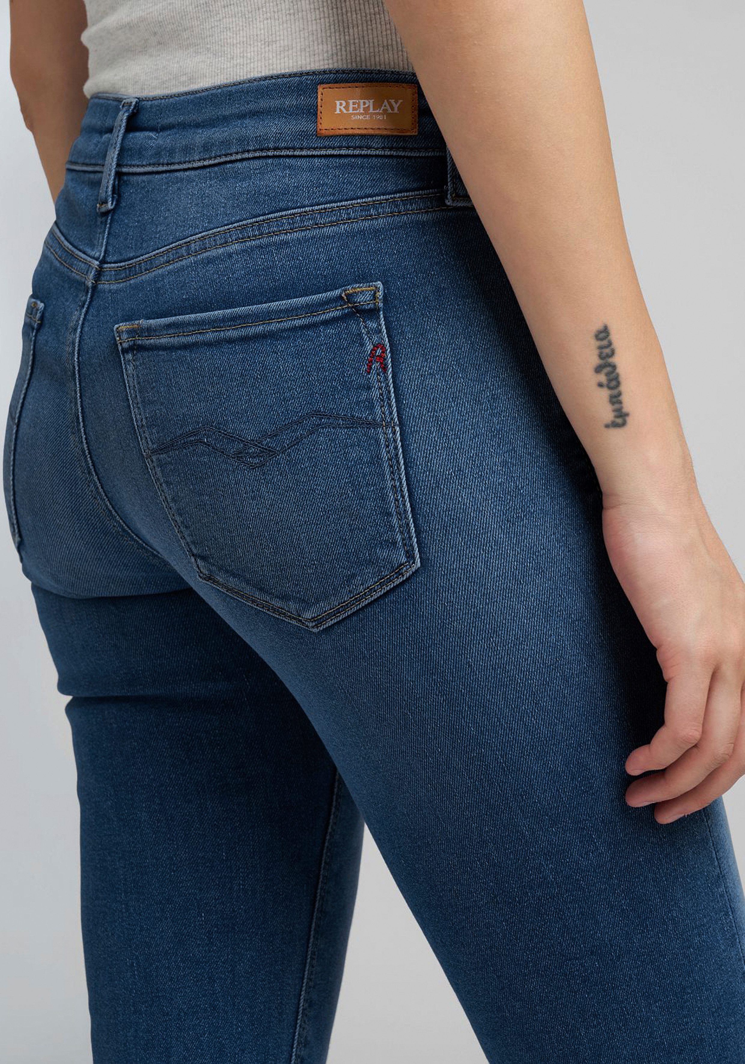 Replay Bootcut-Jeans NEW LUZ mit gesticktem R an der Gesäßtasche – Bild 4 von 4