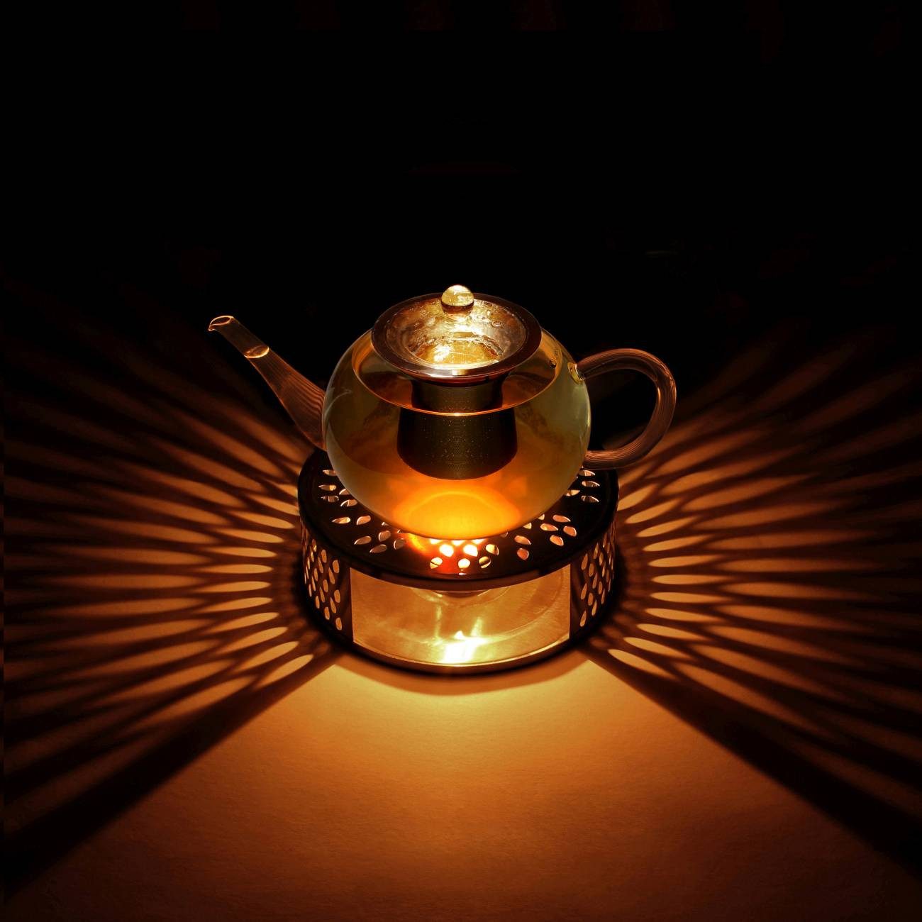 Creano Teekanne Teekanne “flach” 1,2l mit Stövchen aus Edelstahl, 1.2 l, (Set, 4-St., 1 Teekanne, 1 Stövchen, 1 Deckel)