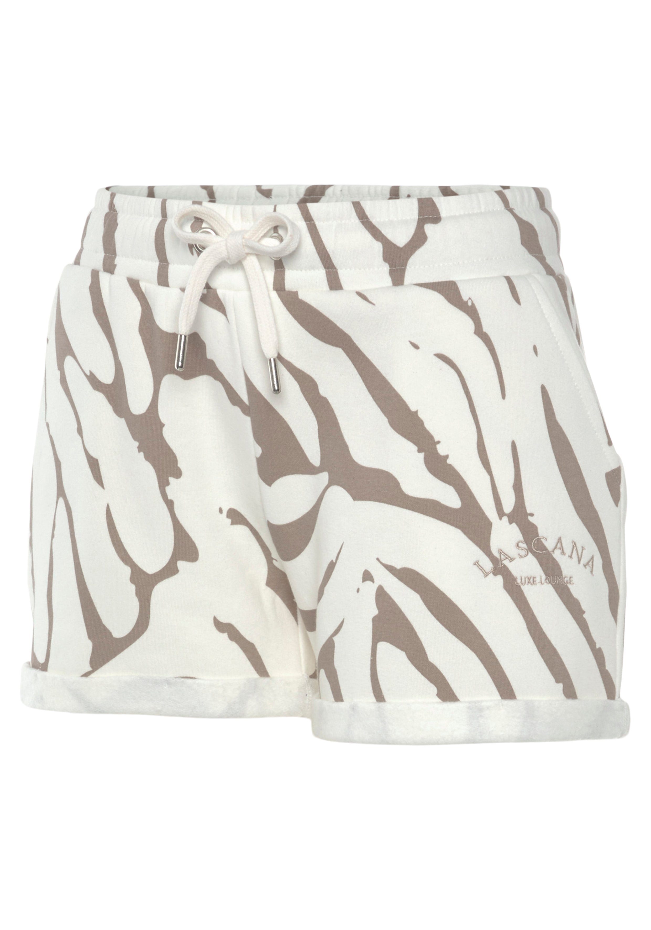 LASCANA Relaxshorts mit seitlichen Taschen und Logostickerei, Loungewear