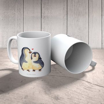 Mr. & Mrs. Panda Kinderbecher Pinguin umarmen - Weiß - Geschenk, Liebe, Bruchsichere Tasse, Verlobu, Kunststoff, Förderung der Selbstständigkeit