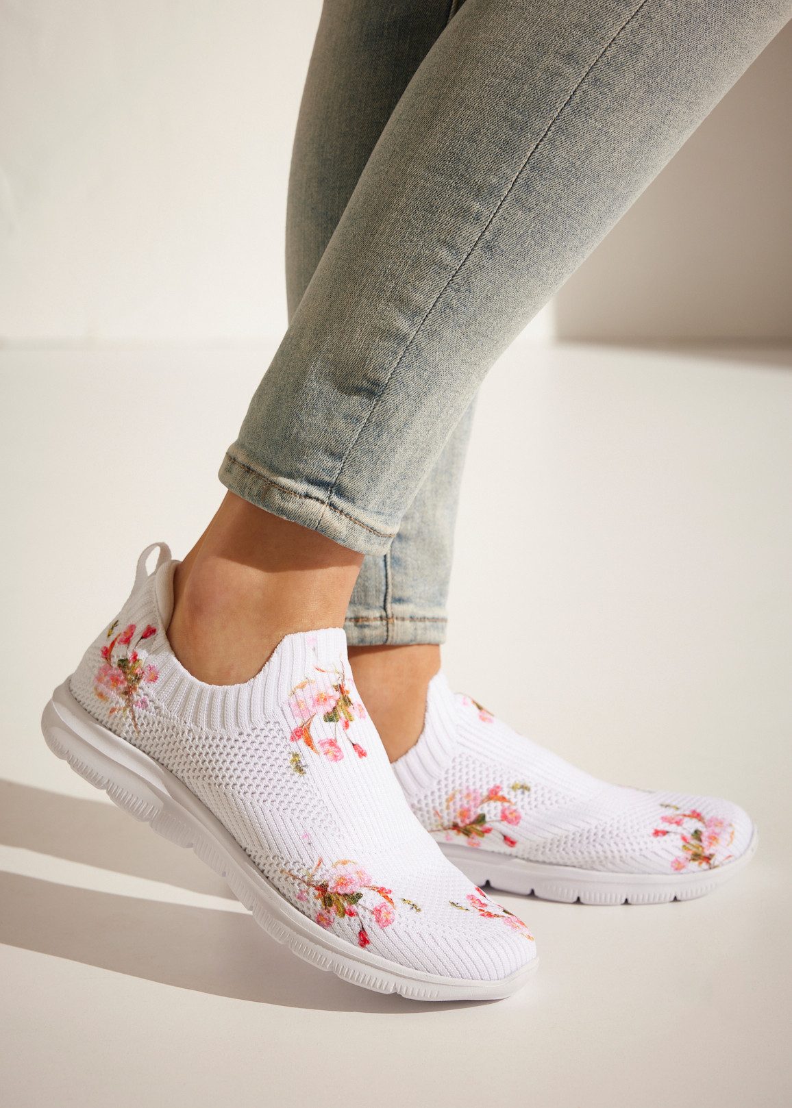 LASCANA Sneaker zum Reinschlüpfen mit blumigem Muster VEGAN günstig online kaufen