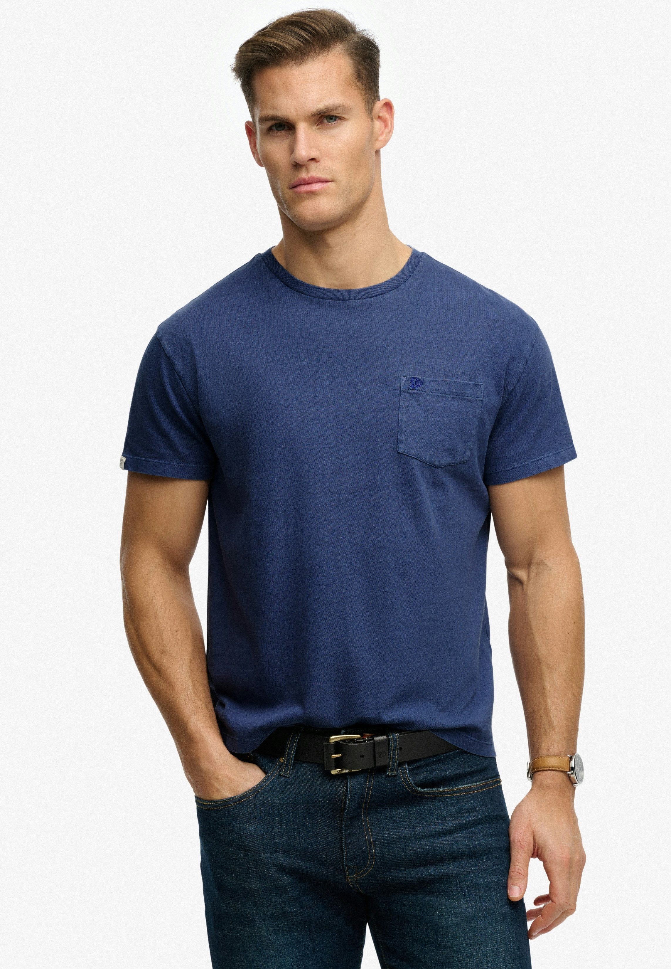 Superdry Rundhalsshirt COTTON CLASSIC LINEN PKT TEE Baumwollmischung, relaxed fit aus luftig leichtem Baumwoll-Leinen-Mix