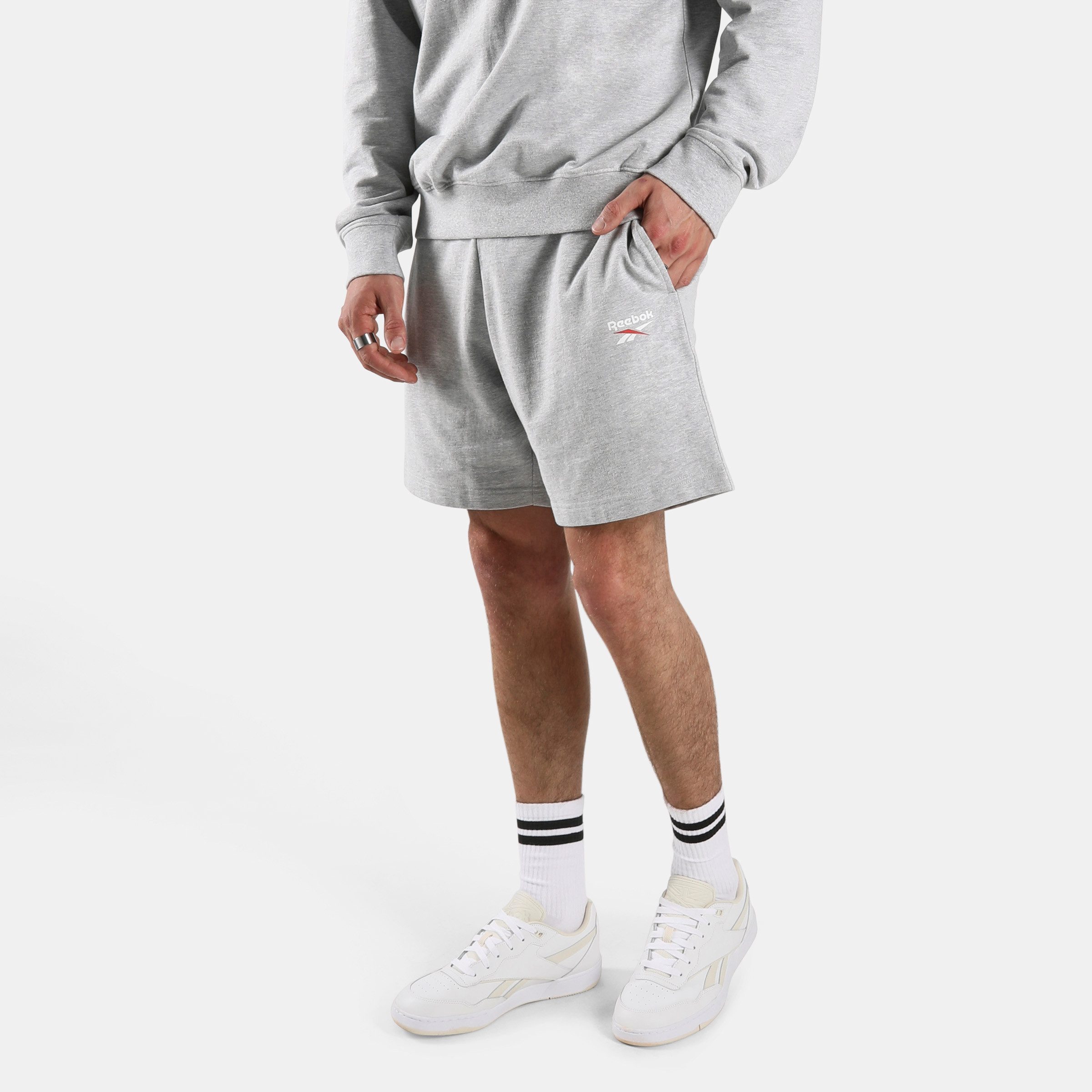 Reebok Sweatshorts ID SMALL LOGO SHORTS Sweatshorts für Sommermode und Frühlingsmode, in den Größen S bis XXL
