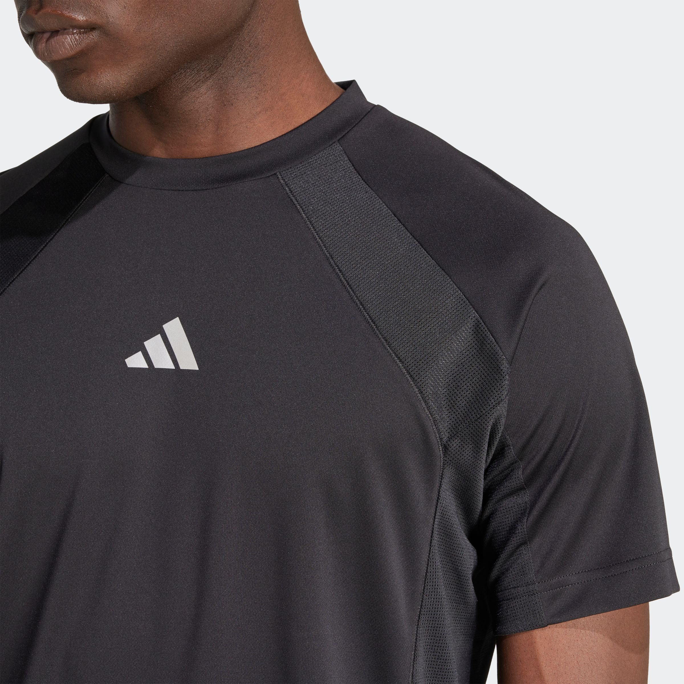 adidas Performance T-Shirt TECH APP TEE mit glänzenden Details, ohne Verschluss, aus leichter Popeline