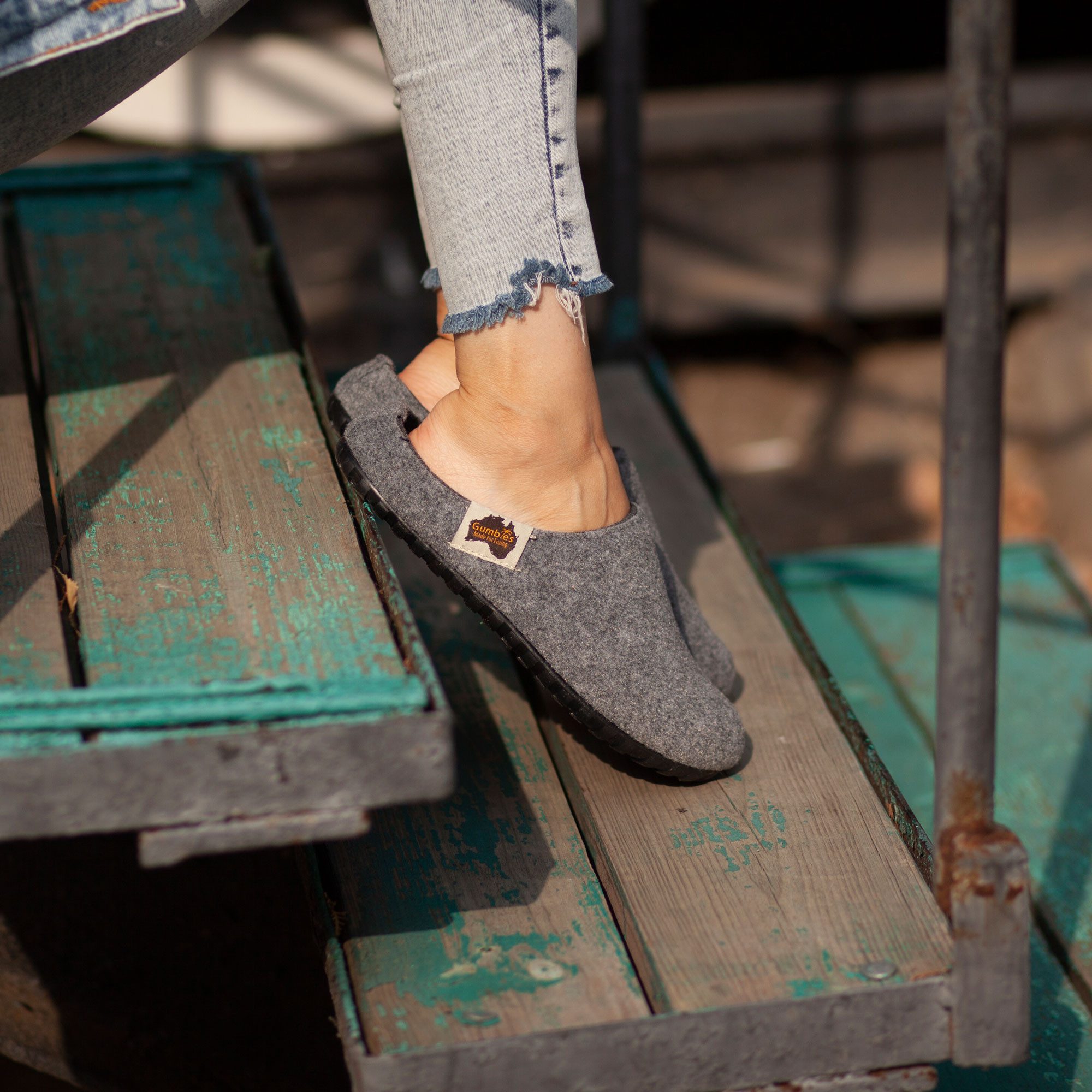 Gumbies Outback Slipper in Grey Charcoal Hausschuh aus recycelten Materialien, rutschfeste & stabile Sohle