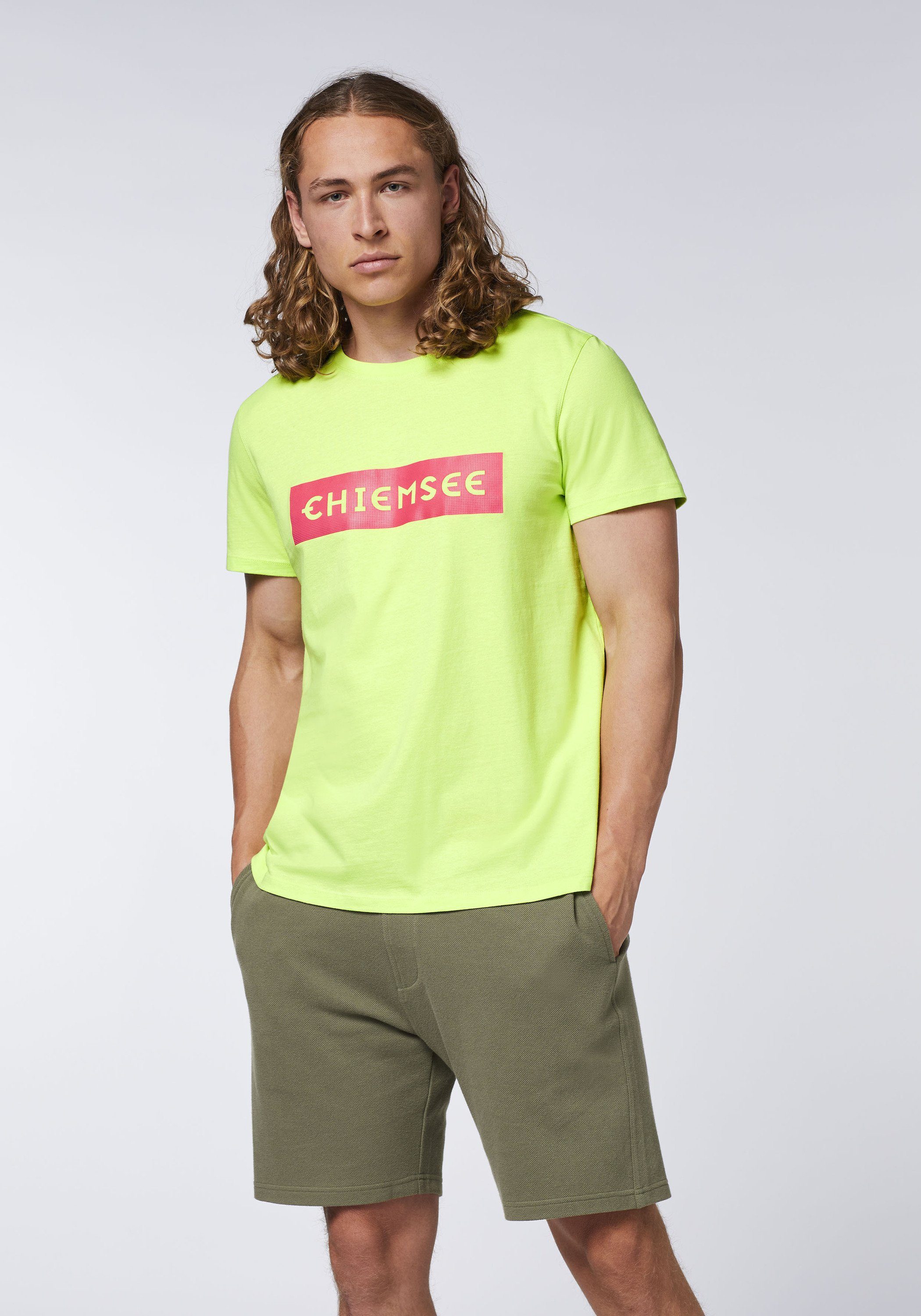 mit 1 plakativem Chiemsee Sharp Green T-Shirt 13-0535 Print-Shirt Markenschriftzug