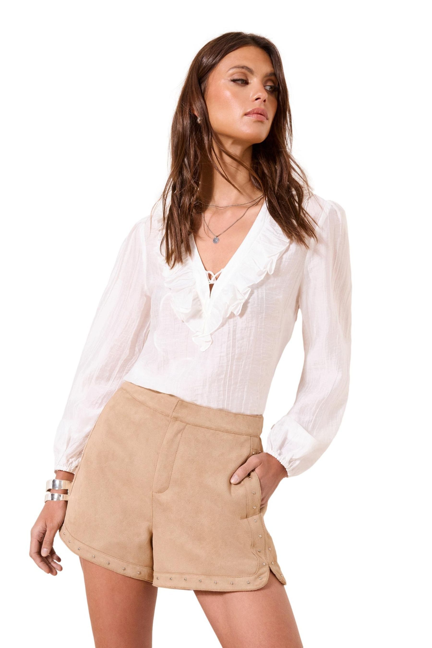 LIPSY Shorts Lipsy Shorts aus Velourskunstleder mit Nieten (1-tlg) günstig online kaufen