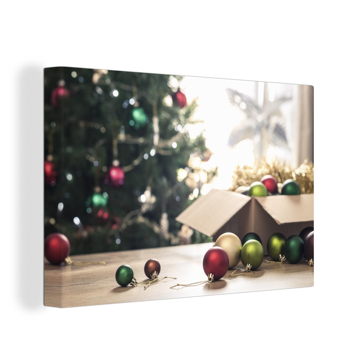 OneMillionCanvasses® Leinwandbild Der Weihnachtsschmuck mit einem Weihnachtsbaum im Hintergrund, (1 St), Wandbild Leinwandbilder, Aufhängefertig, Wanddeko, 30x20 cm