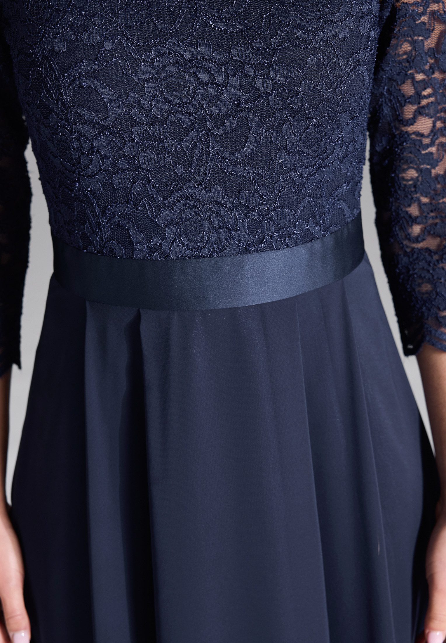 SWING Abendkleid - Abendkleid aus Spitze und Chiffon mit ¾ Arm Taillierte Passform mit ausgestelltem Rockteil
