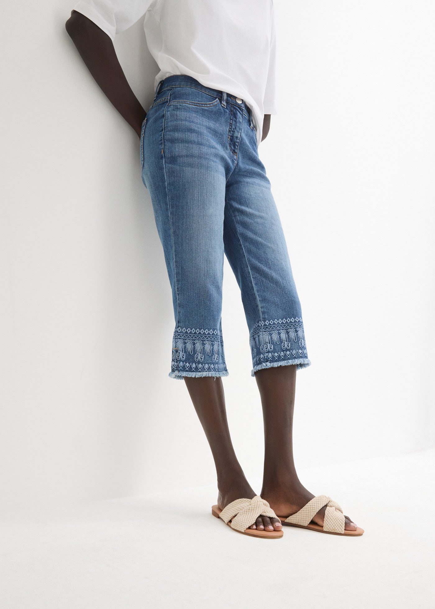 bonprix Caprijeans Slim Fit Passform, Capri-Länge, mit Stickerei