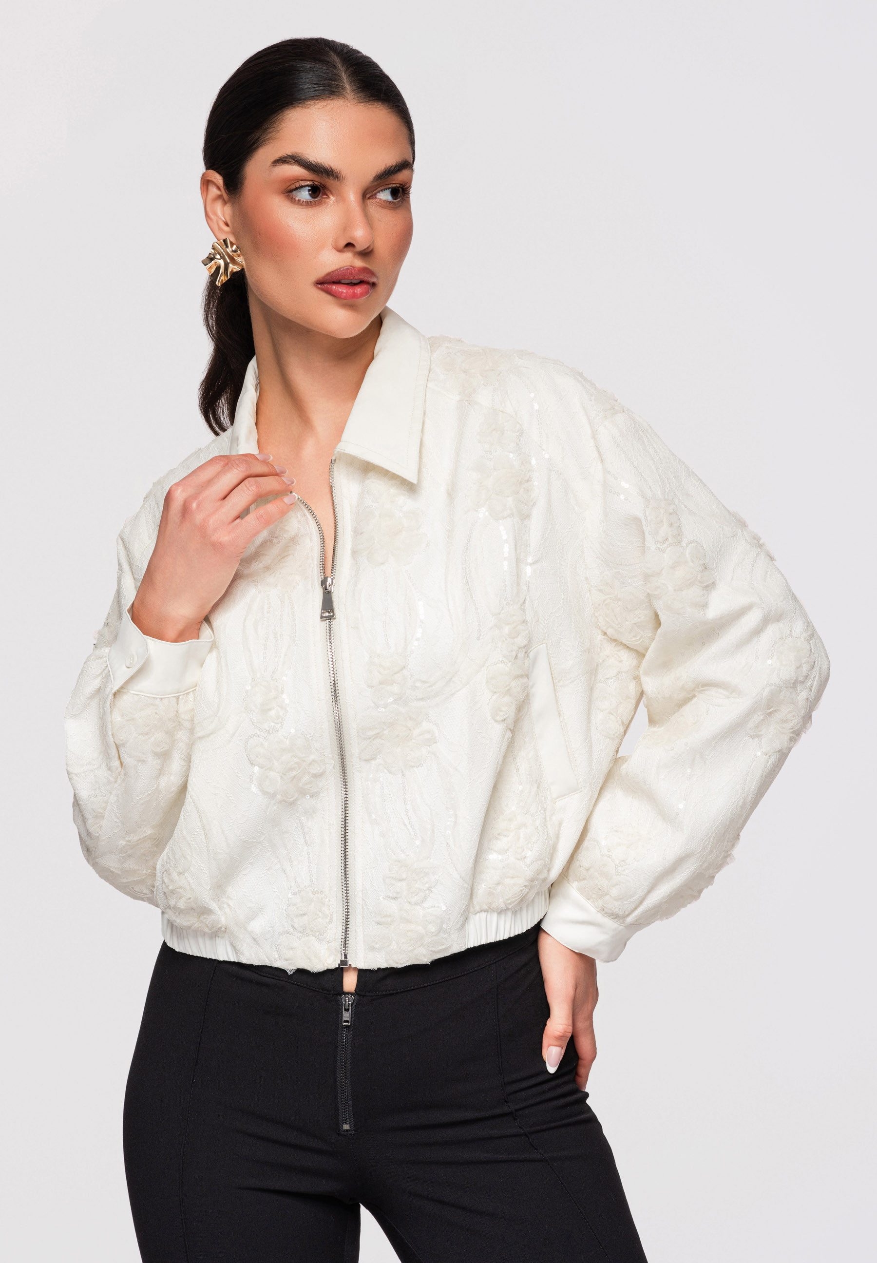 OMBRE Bomberjacke Damen Bomberjacke Spitze Blumen Oversize Ecru M (kein Set, 1-St) Strukturierte Spitze mit Blumenapplikationen und Pailletten