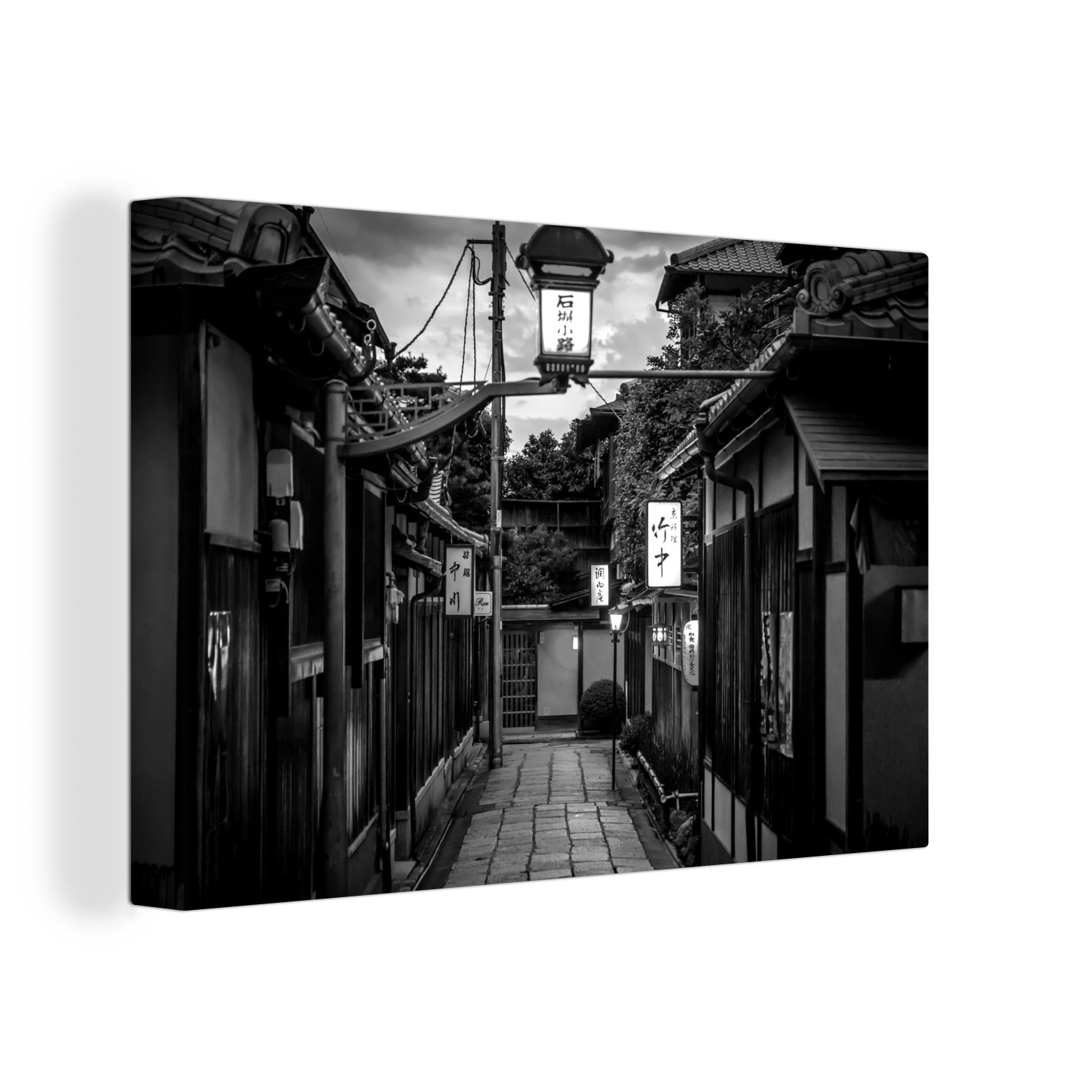 OneMillionCanvasses® Leinwandbild Ein traditioneller Baum Aufhängefertig, Straßen 30x20 Gion Leinwandbilder, St), hinter Japan - Wandbild schwarz, den cm (1 von in Wanddeko