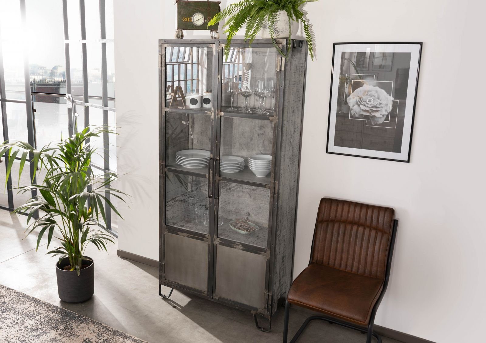 Massivmoebel24 Standvitrine HEAVY INDUSTRY (Vitrine Mango 90x40x190 grau lackiert HEAVY INDUSTRY #123) Vitrine Mango 90x40x190 grau lackiert HEAVY INDUSTRY #123
