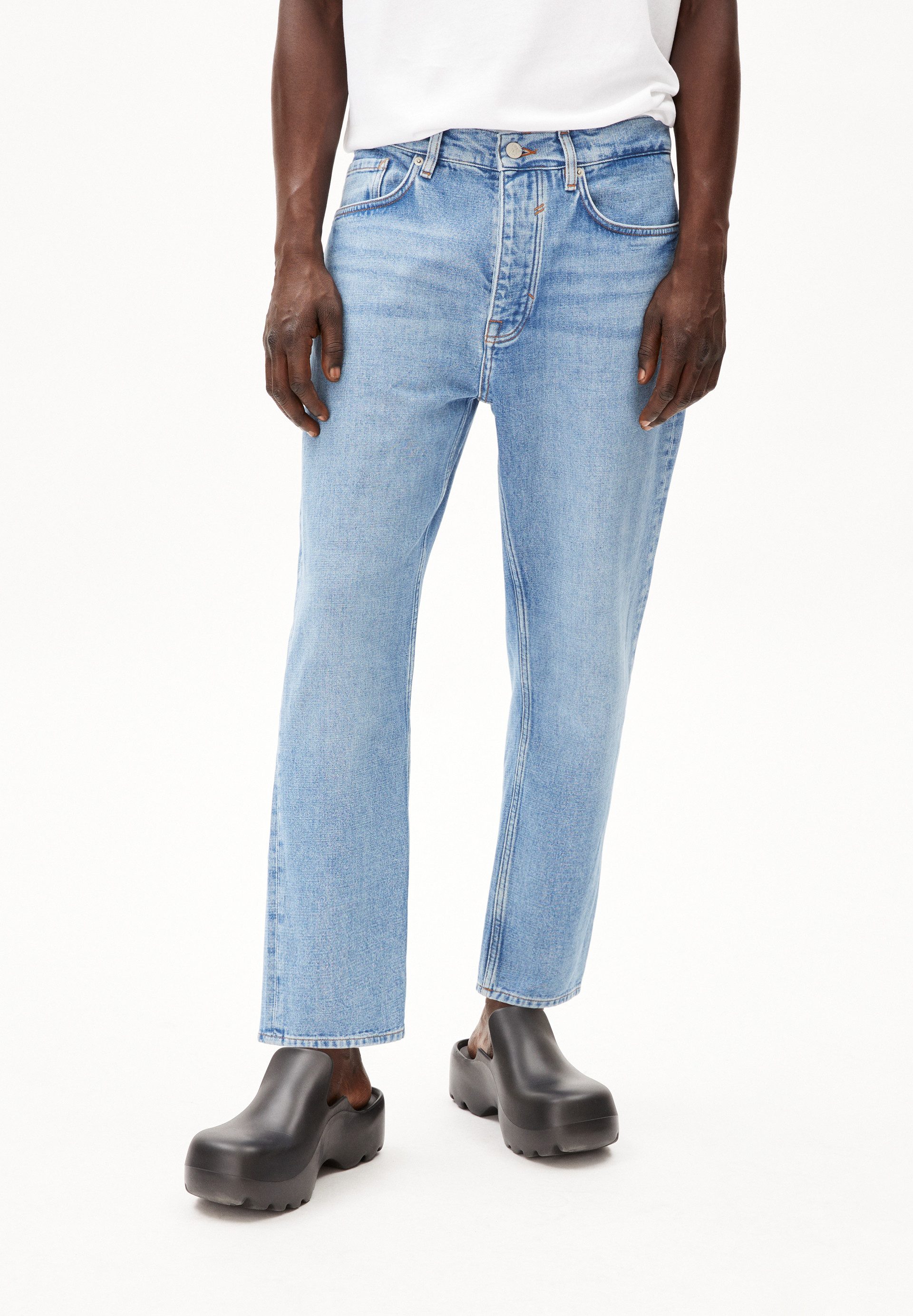 Straight-Jeans MAAKX Tapered Leg Mid Waist aus Bio-Baumwolle
