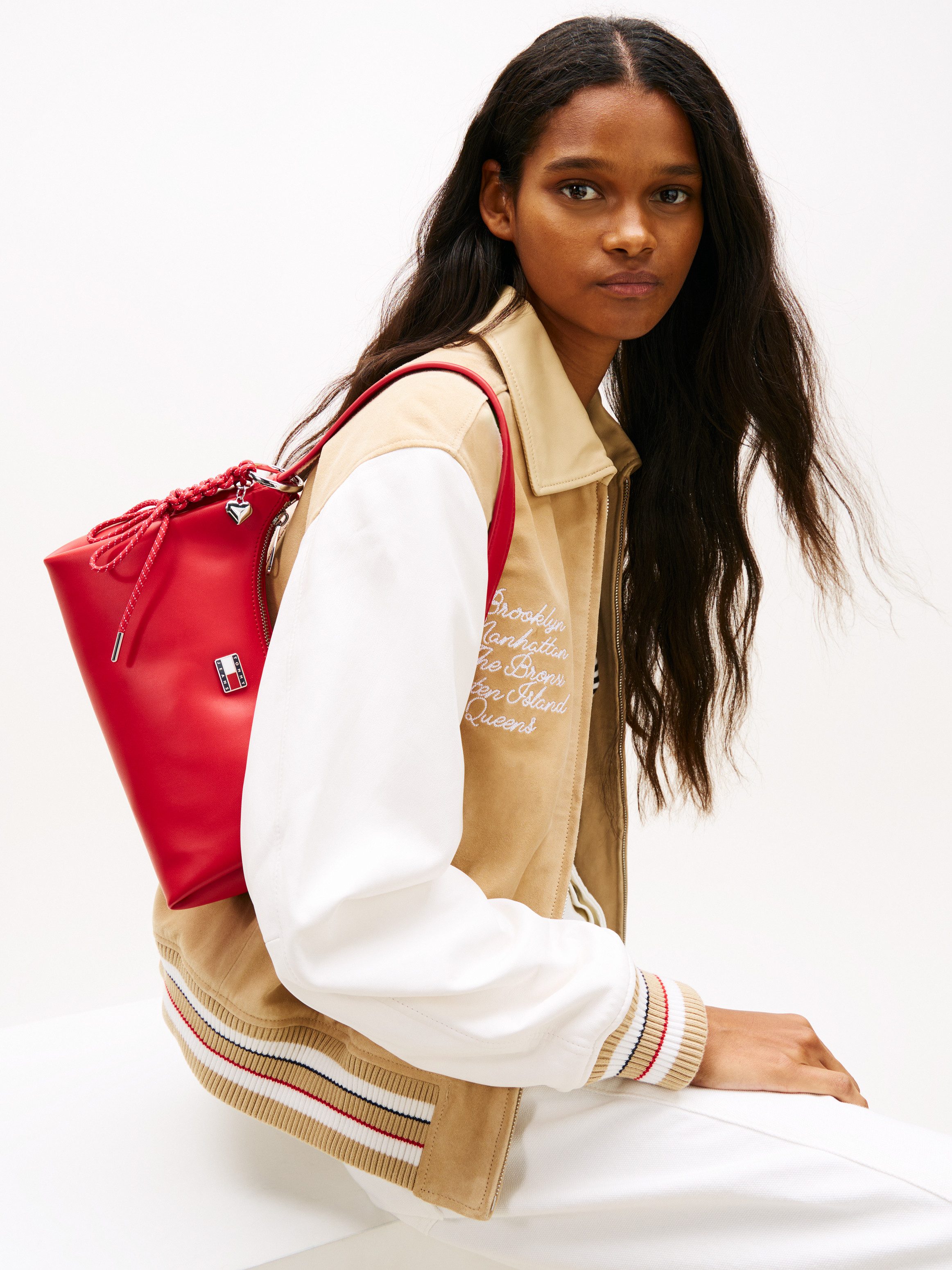 Tommy Jeans Schultertasche TJW CITY CHARM SHOULDER BAG, Damen Schultertasche, Henkeltasche mit farbigem Schmuckelement