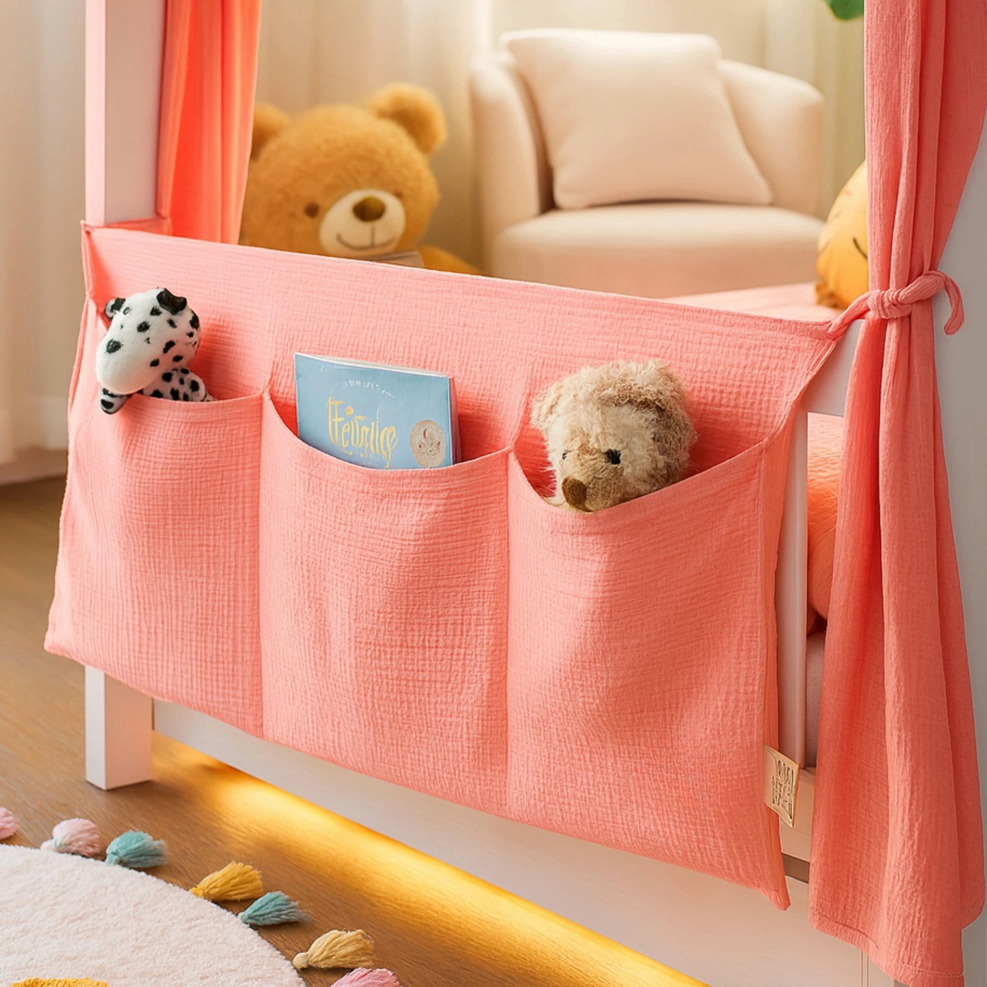 Alavya Home® Dekoobjekt Alavya Home Babybett Betttasche Musselin Bio-Baumwolle - Rosa, 90x38 cm Bett Organizer zum Aufhängen von Windeln Kinder Spielzeug