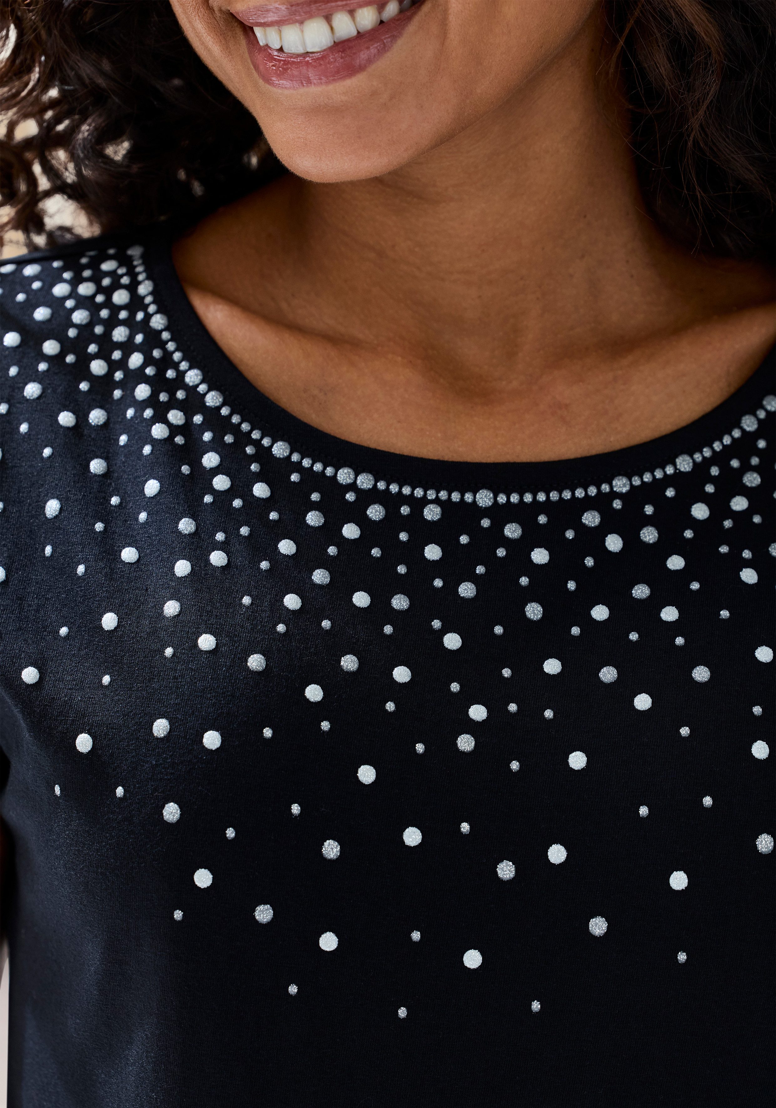 LASCANA T-Shirt mit glitzerndem Frontprint aus angenehmer Viskose-Baumwoll-Qualität – Bild 5 von 5