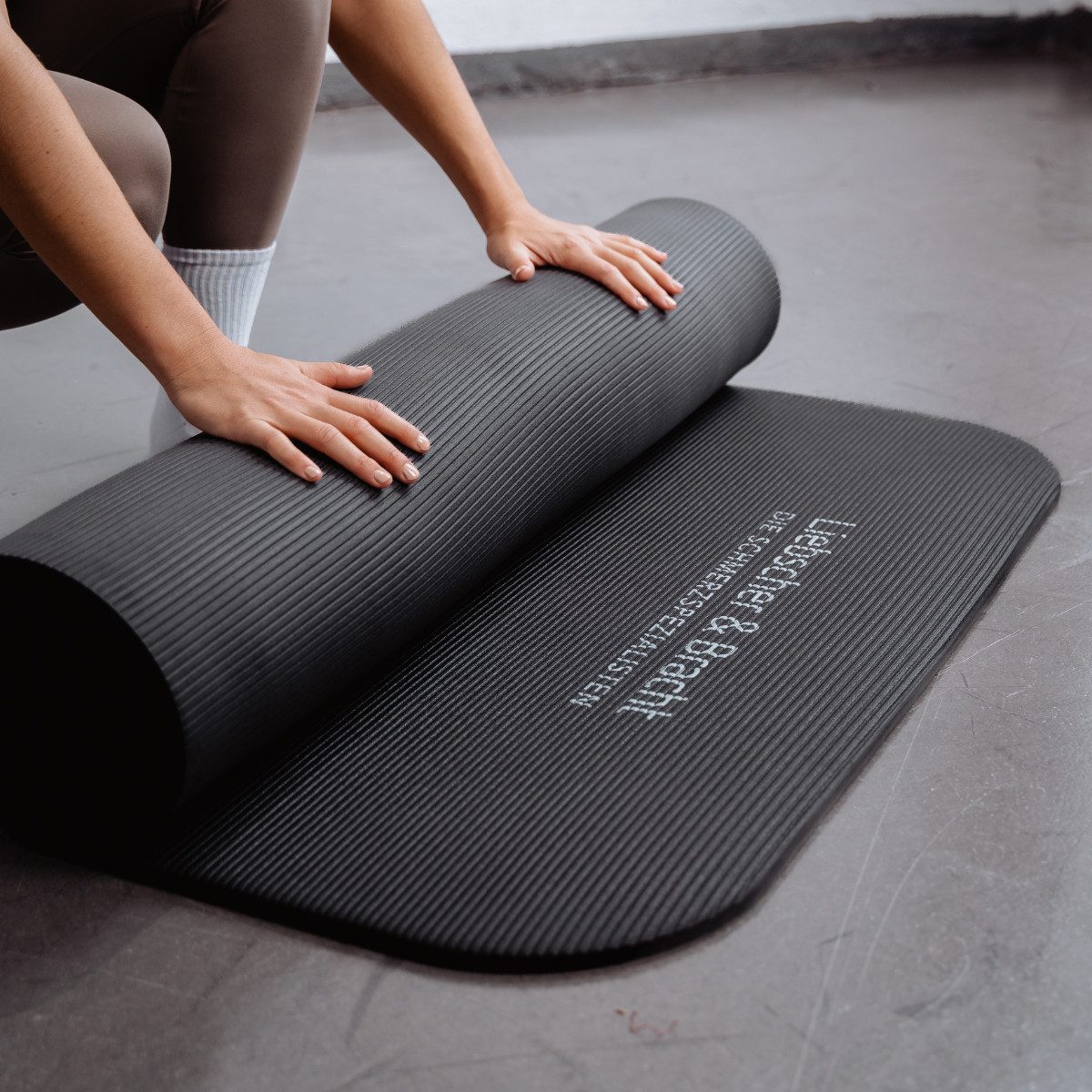 Liebscher & Bracht Yogamatte Rolands Übungsmatte, langlebiges Material, schlichtes Design, 15 mm dicke – Bild 4 von 5