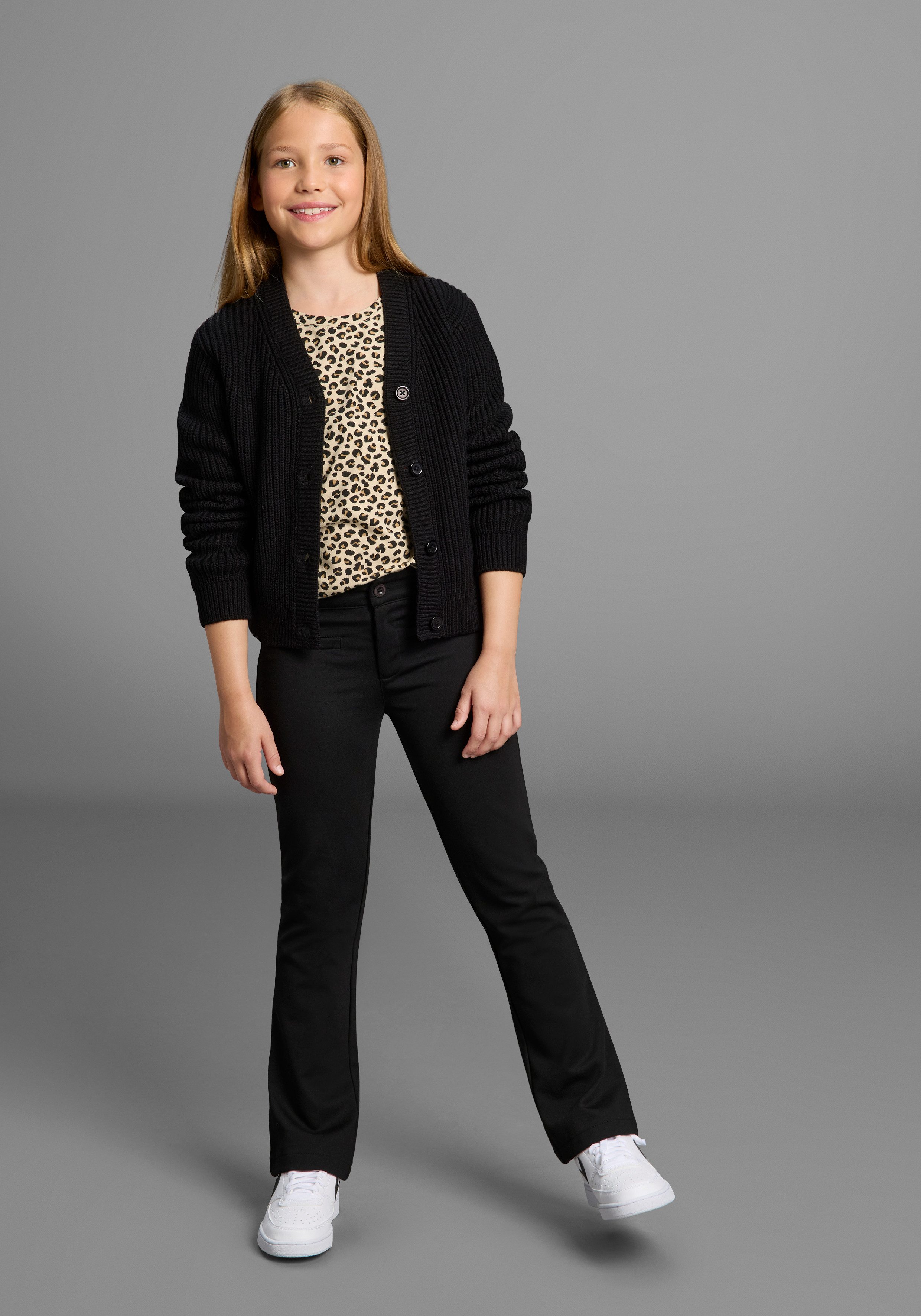KIDSWORLD Strickjacke Strickjacke Basic-Style Strickjacke, toll zu allem zu kombinieren