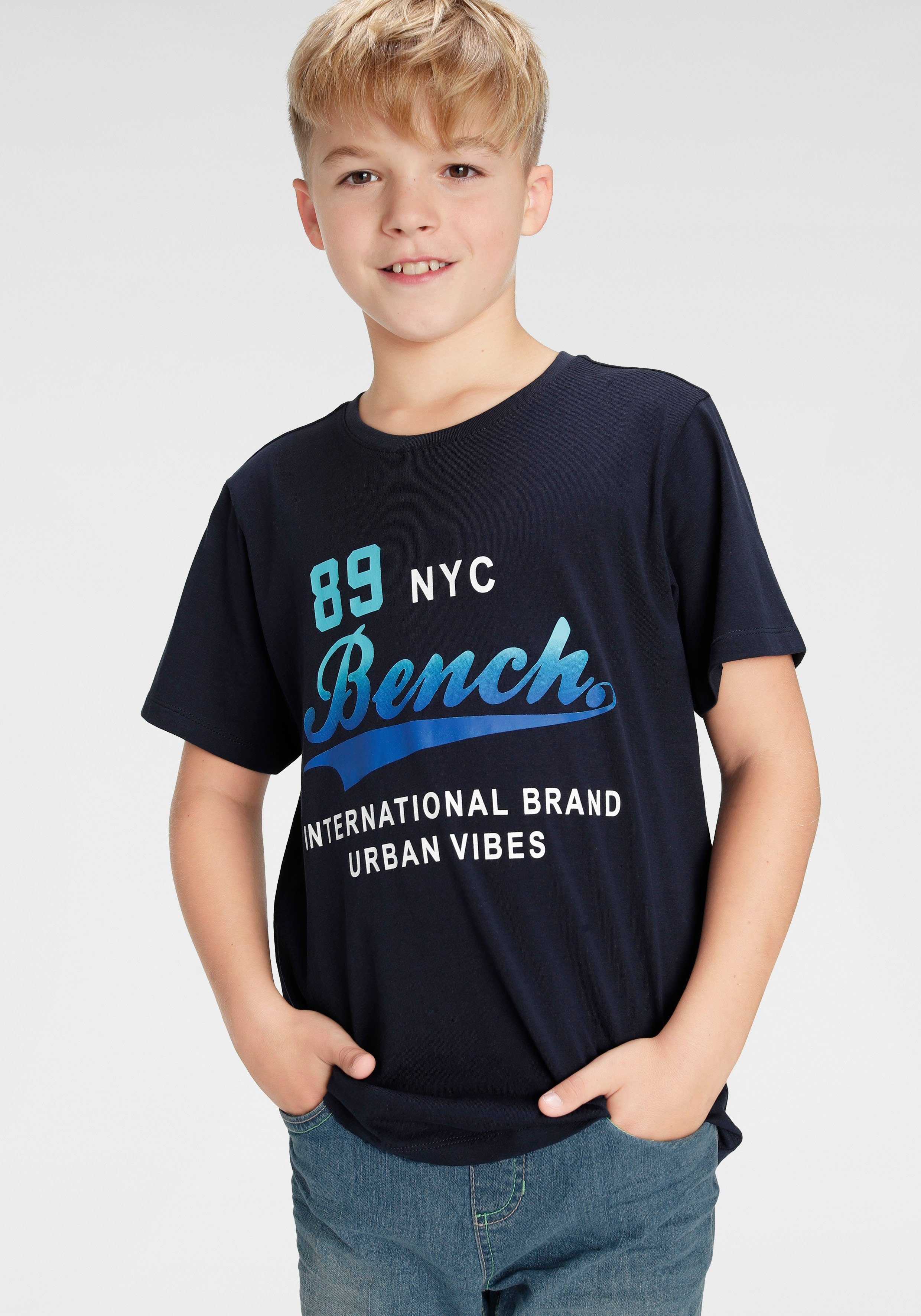 Bench. modischem mit Druck T-Shirt